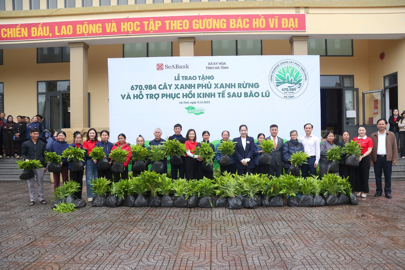 Lễ trao tặng cây xanh nhằm hỗ trợ phục hồi kinh tế sau bão lũ