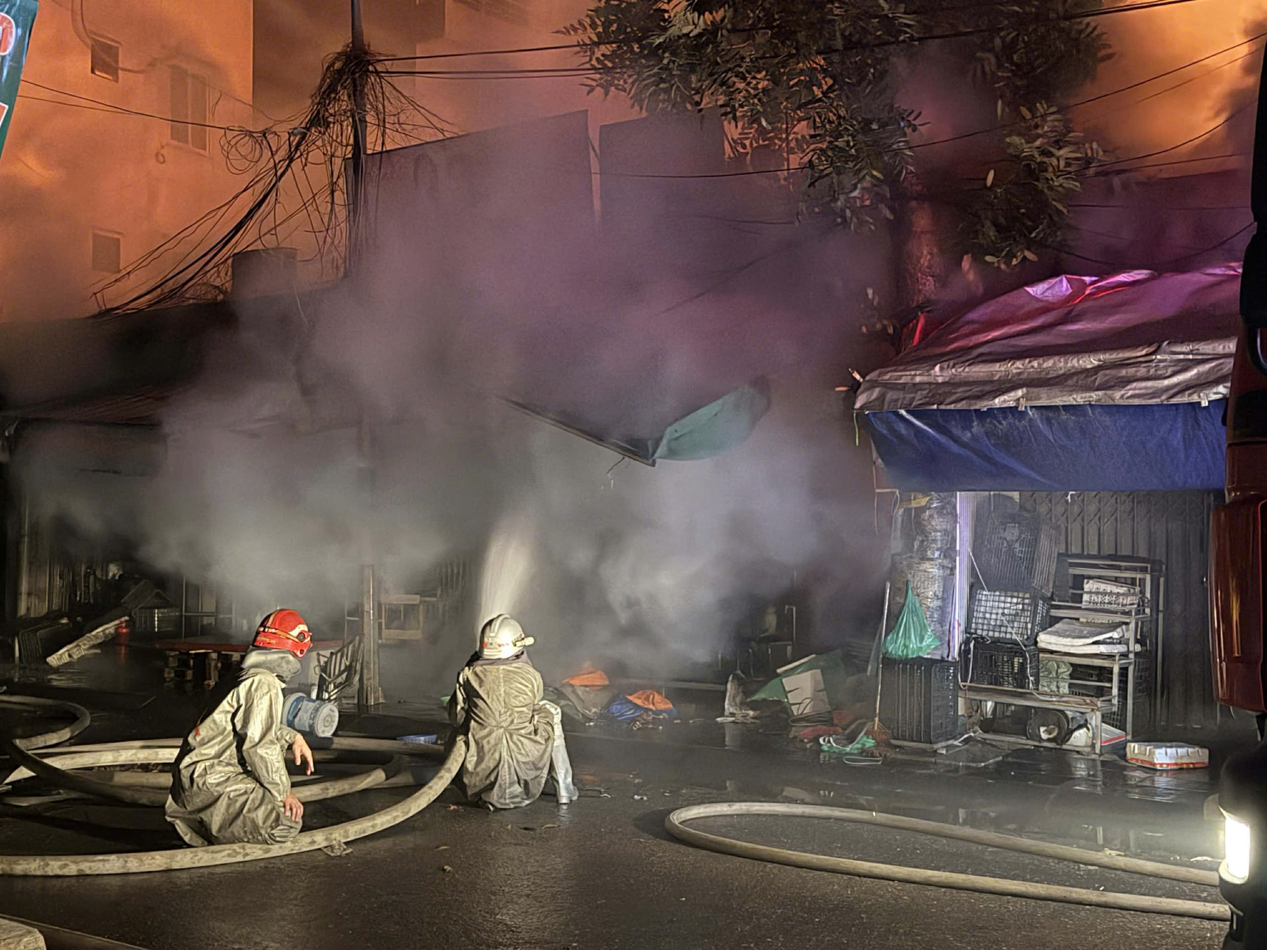 Hà Nội: Kịp thời khống chế, dập tắt đám cháy tại chợ Xanh Định Công