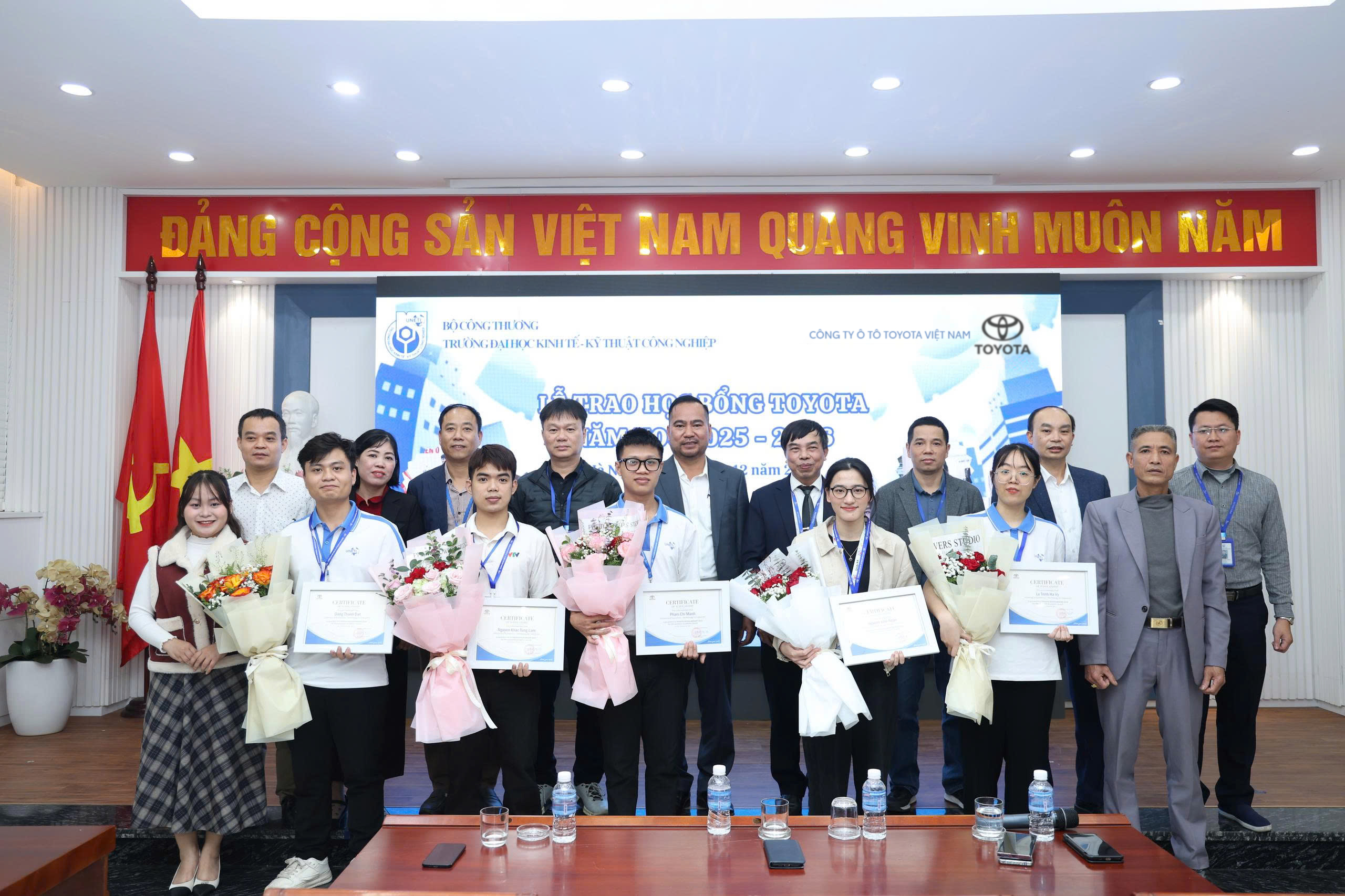 Trao hơn 100 học bổng cho sinh viên ngành kỹ thuật, năng lượng