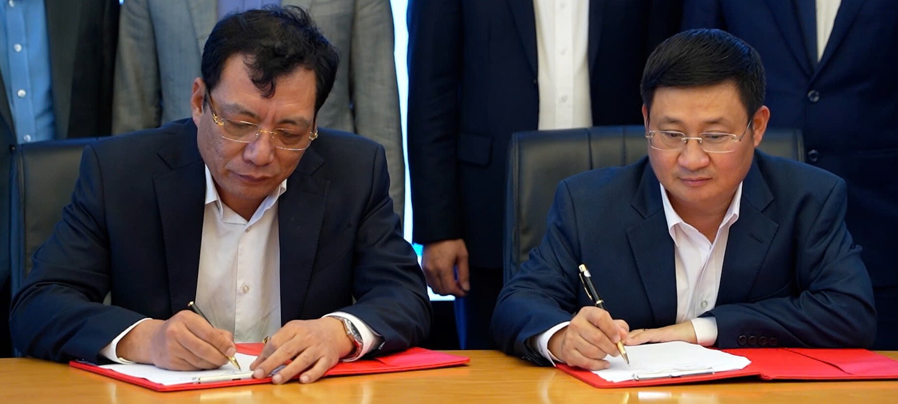 Tổng giám đốc PV Power Lê Như Linh và Viện trưởng Viện Nghiên cứu Cơ khí ký kết thỏa thuận hợp tác.