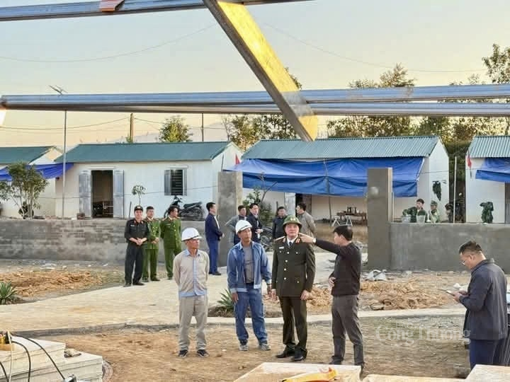 Thiếu tướng Nguyễn Viết Giang, Giám đốc Công an tỉnh Lai Châu trực tiếp kiểm tra tiến độ thi công công trình điểm trường mầm non Là Ú Cò