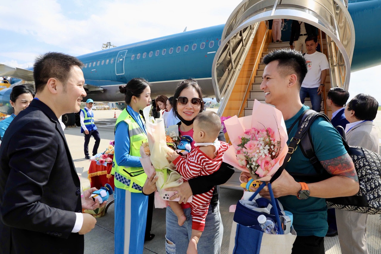 Khai trương đường bay thẳng TP. Hồ Chí Minh - Điện Biên, 'mở cửa' Tây Bắc