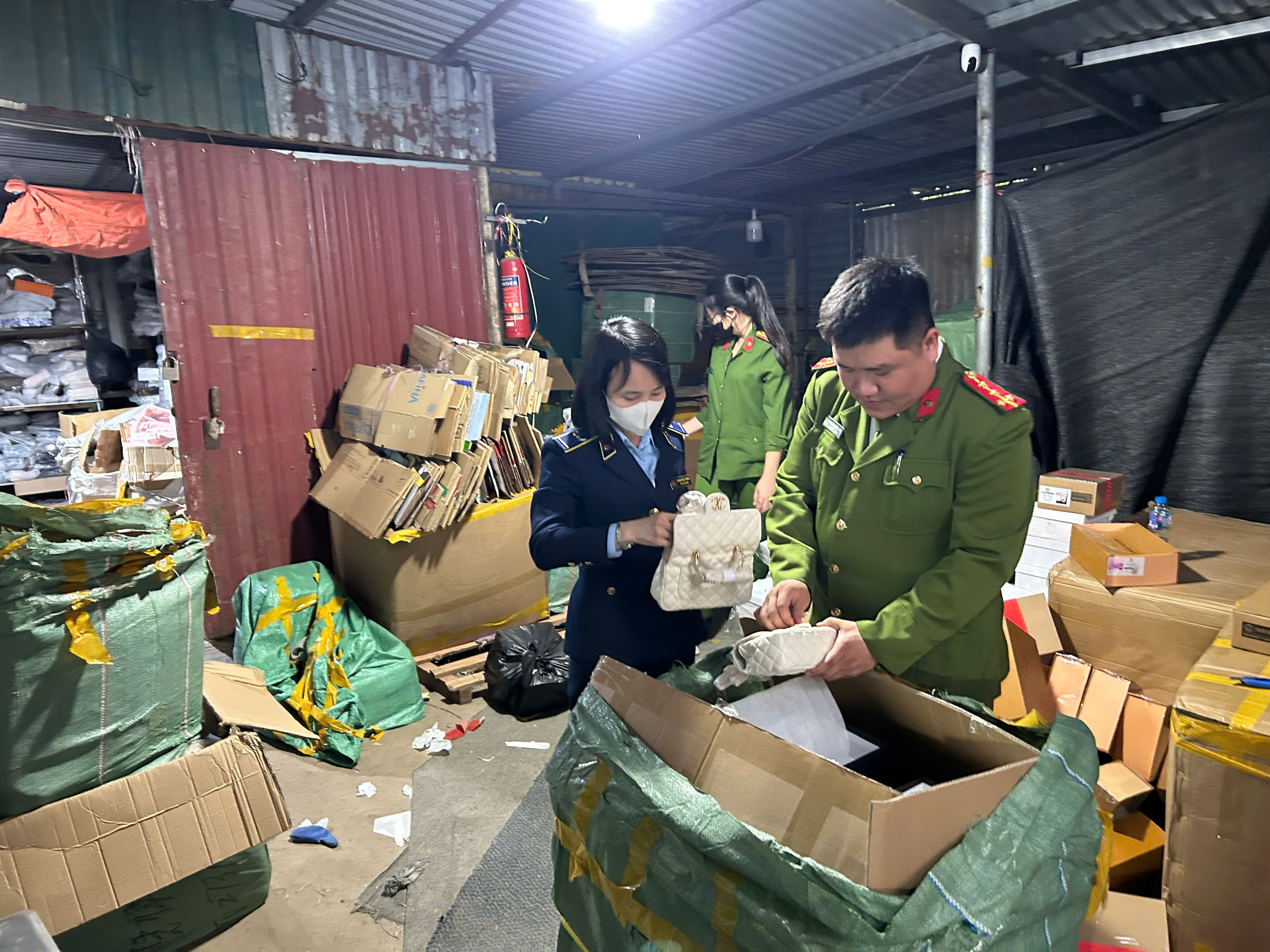 Hà Nội: Hộ kinh doanh bán 614 túi xách có dấu hiệu giả mạo nhãn hiệu