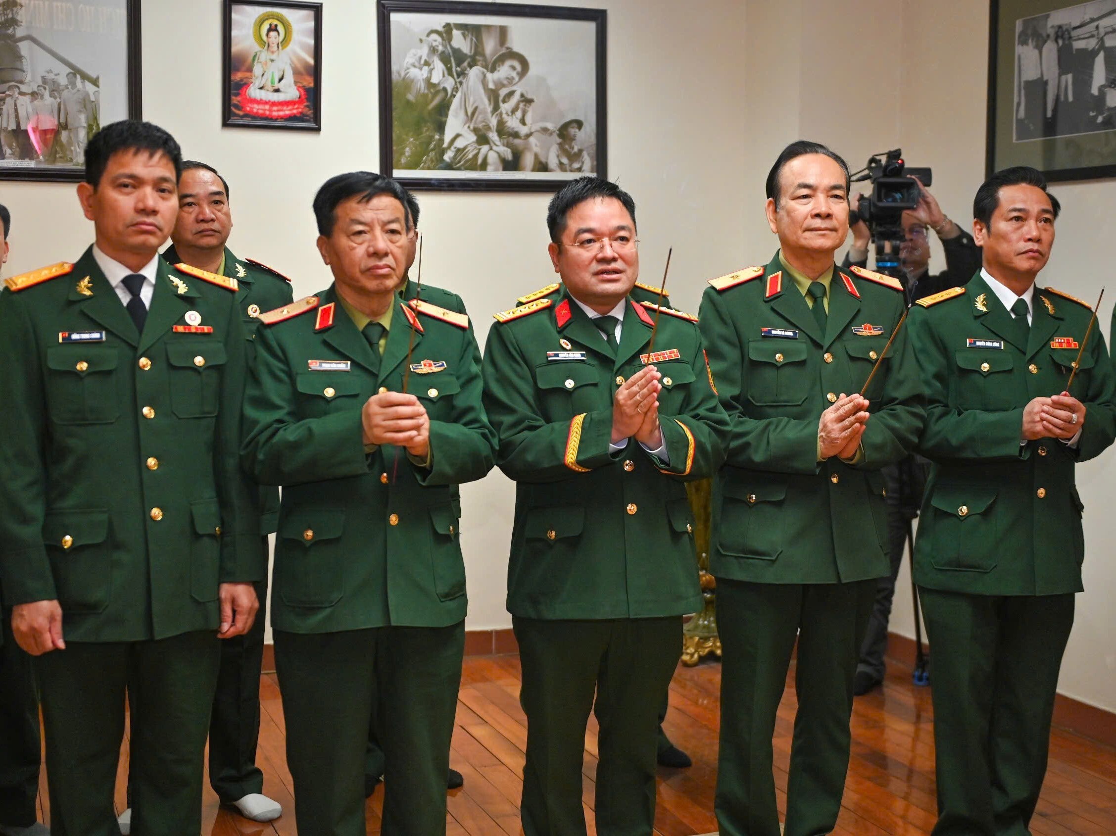 Các đại biểu thực hiện nghi thức báo công trước anh linh Chủ tịch Hồ Chí Minh