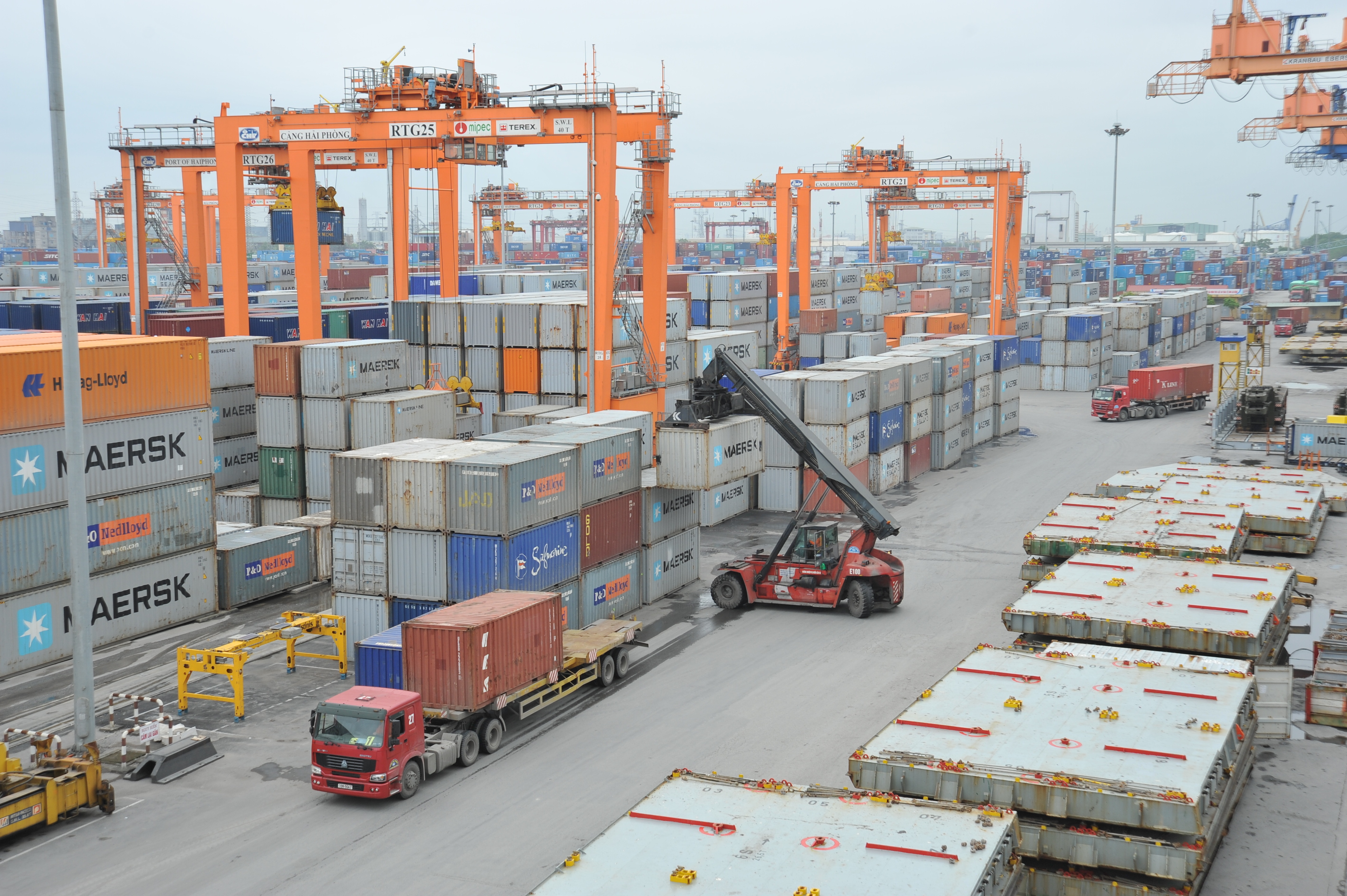 Kinh tế vĩ mô tiếp tục được giữ vững ổn định, các cân đối lớn của nền kinh tế được bảo đảm, xuất khẩu từng bước lấy lại đà tăng trưởng cao. Ảnh: Cấn Dũng