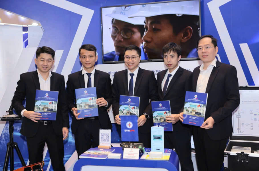 Kỹ sư Công ty Điện lực Huế làm chủ robot tự hành giám sát trạm biến áp