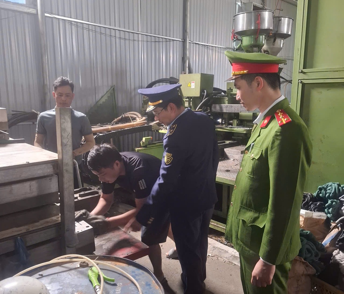 Thanh Hóa: Bắt giữ 7.000 đôi dép giả mạo nhãn hiệu Adidas