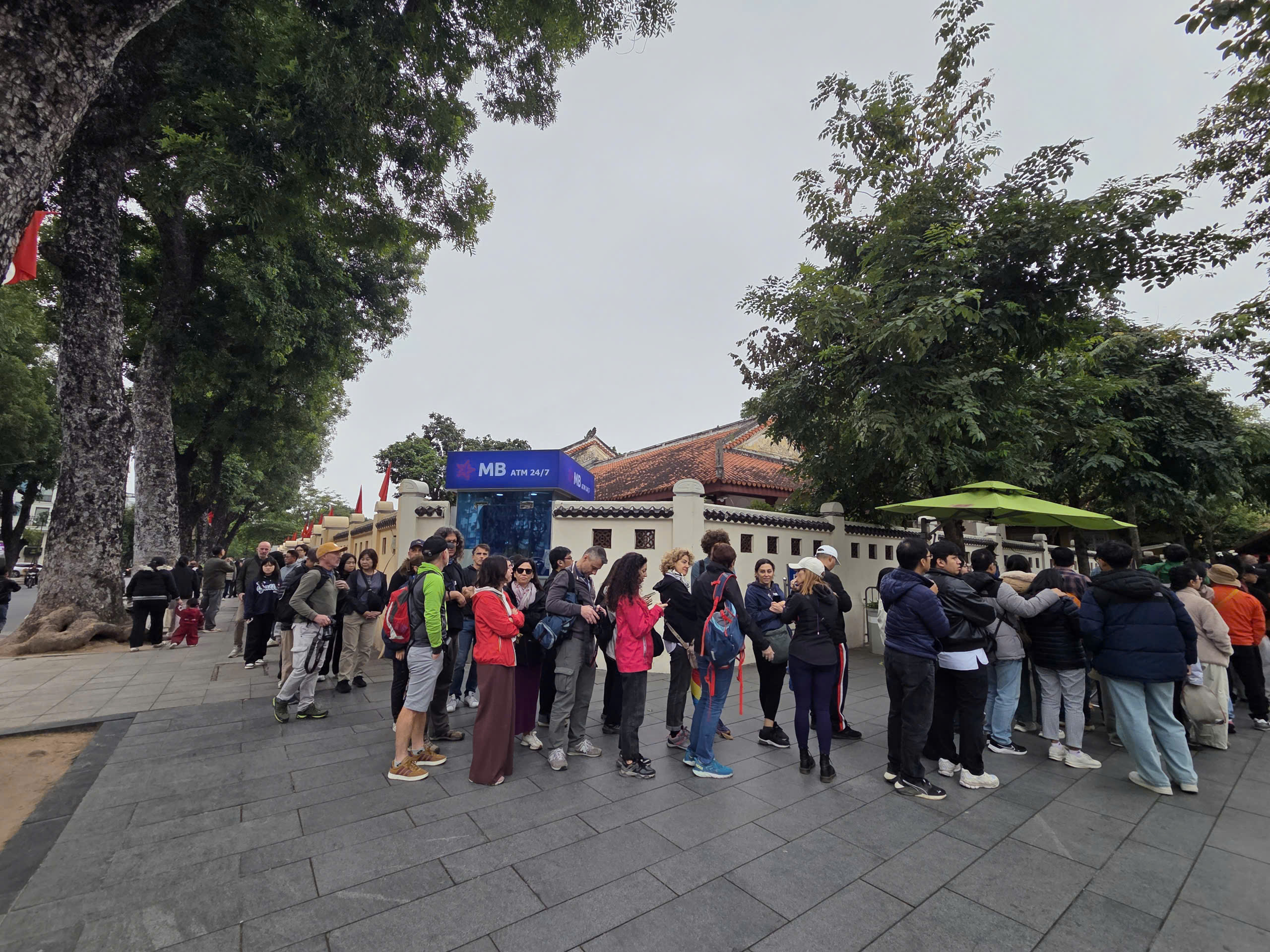 Dòng người xếp hàng để vào viếng, tham quan Lăng Bác.