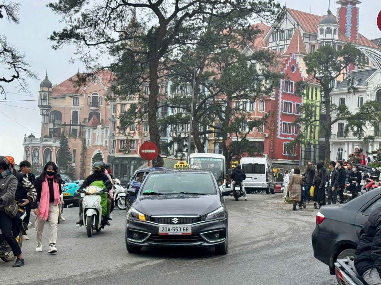 Du khách đổ về Tam Đảo dịp Tết, nhiều tuyến đường ùn tắc