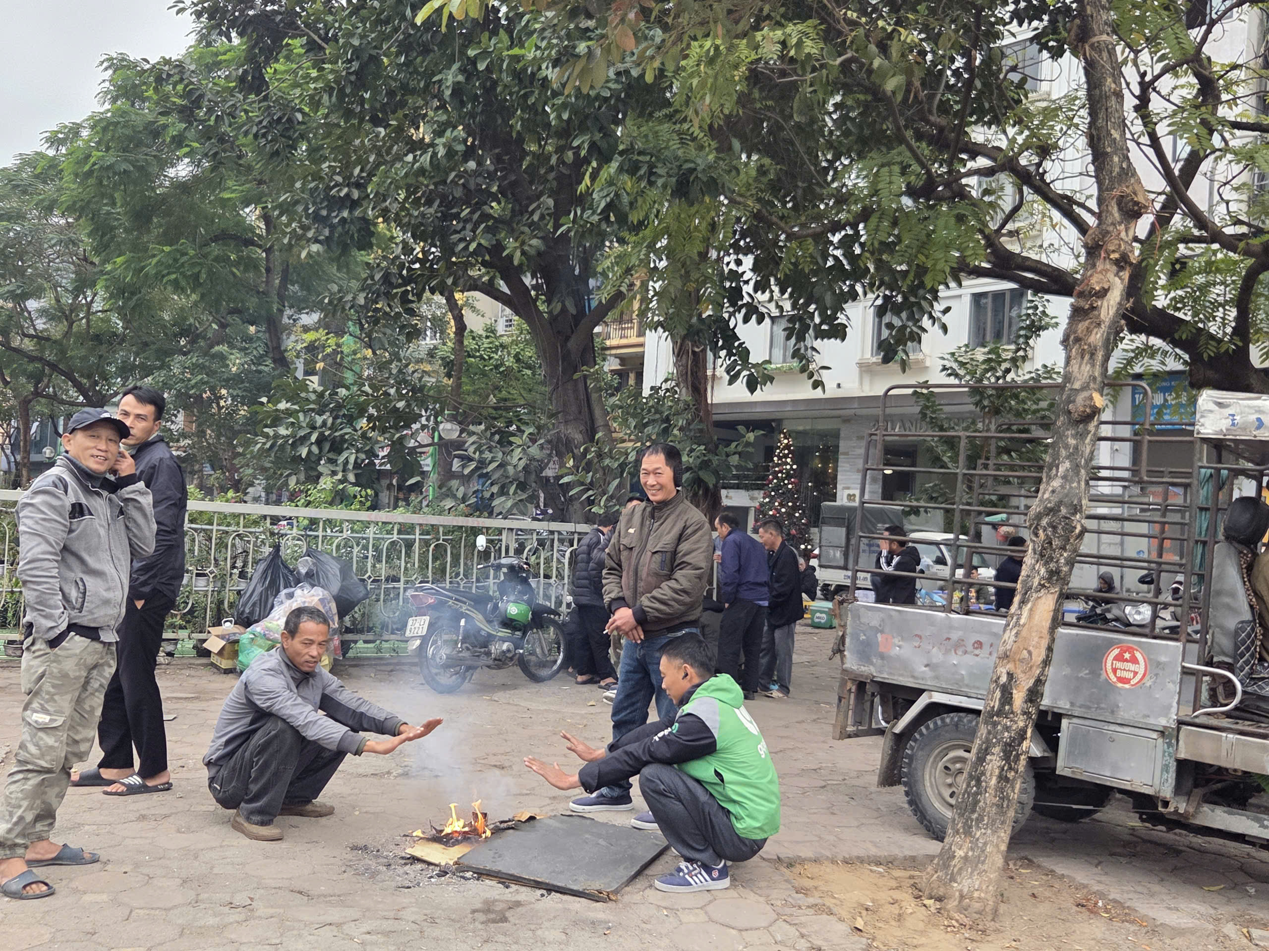 Những người ở lại Hà Nội mưu sinh trong kỳ nghỉ tết Dương lịch