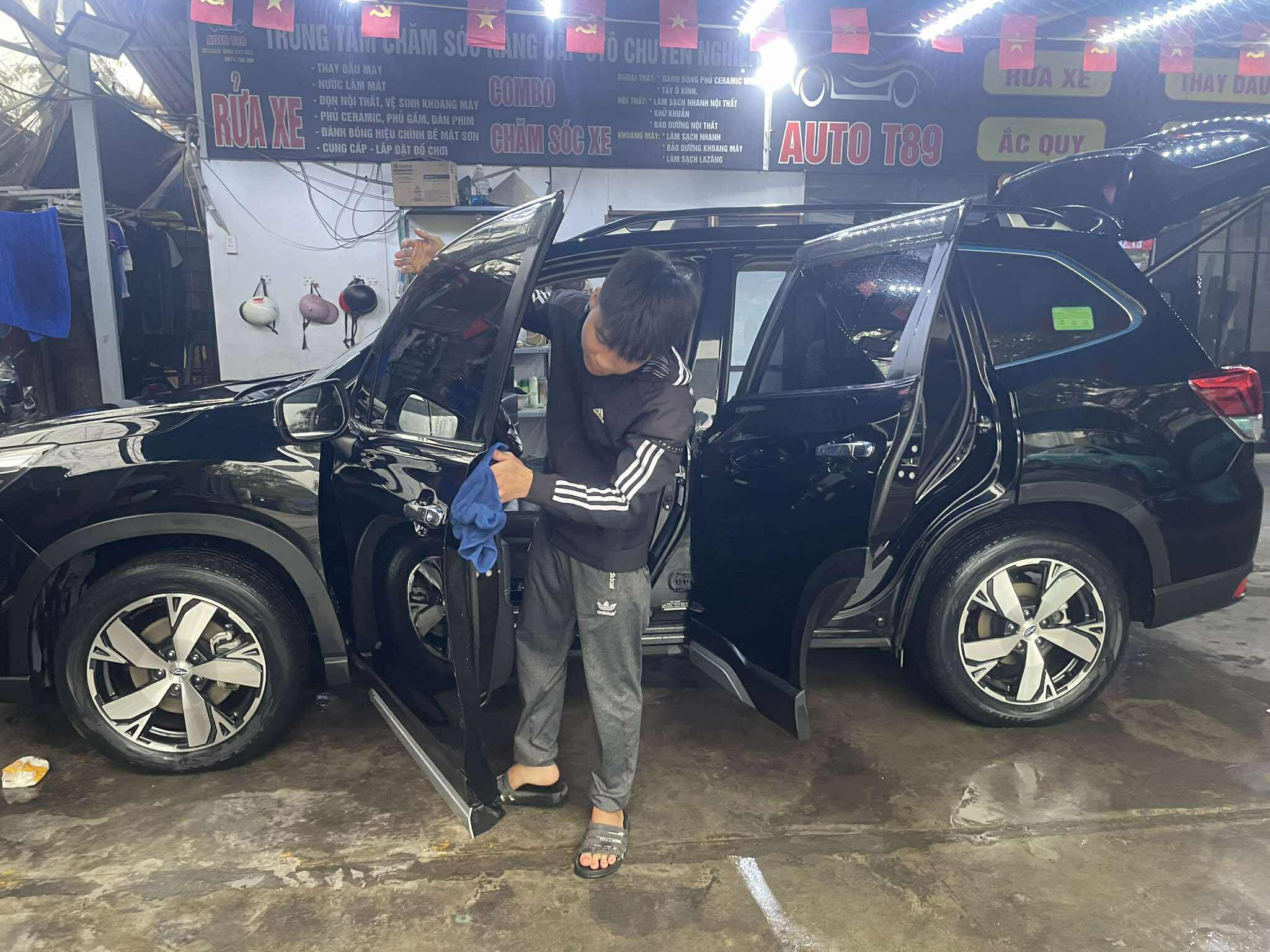 Dịch vụ rửa xe ở Hà Nội ‘hốt bạc’, phương tiện xếp hàng chờ đến lượt