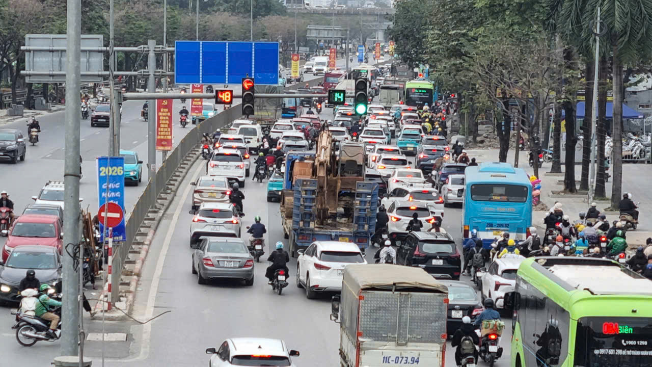 Dòng người hối hả trở lại Thủ đô sau kỳ nghỉ tết Dương lịch