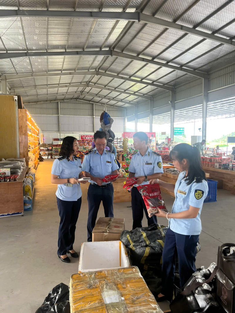 Quản lý thị trường Lào Cai xử lý gần 900 vụ vi phạm năm 2025