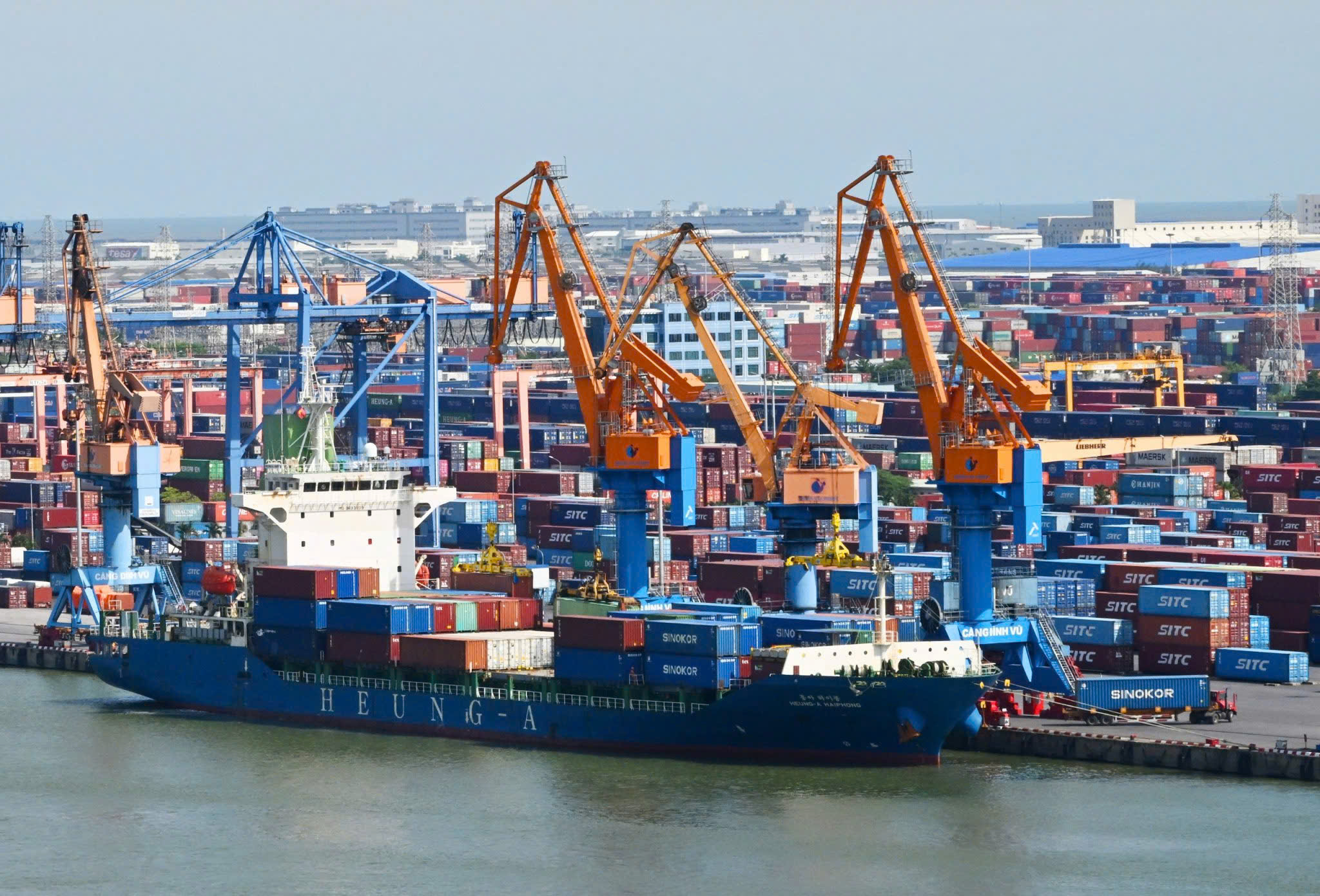 Tổng kim ngạch xuất khẩu tận dụng ưu đãi thuế quan theo FTA năm 2024 đạt 98,42 tỷ USD. Ảnh: Cấn Dũng