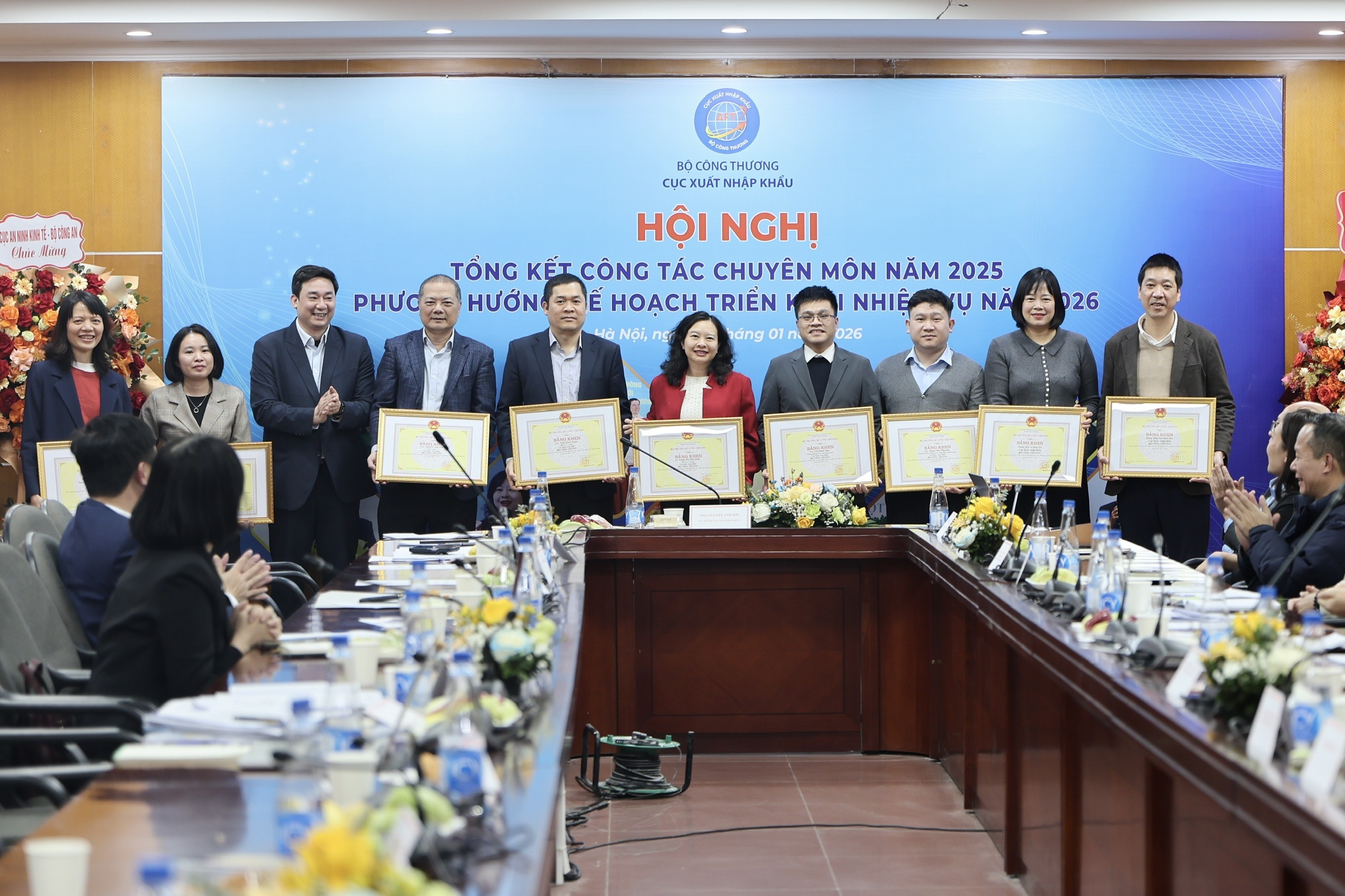 Các tập thể, cá nhân Cục Xuất nhập khẩu nhận Bằng khen của Bộ trưởng Bộ Công Thương.