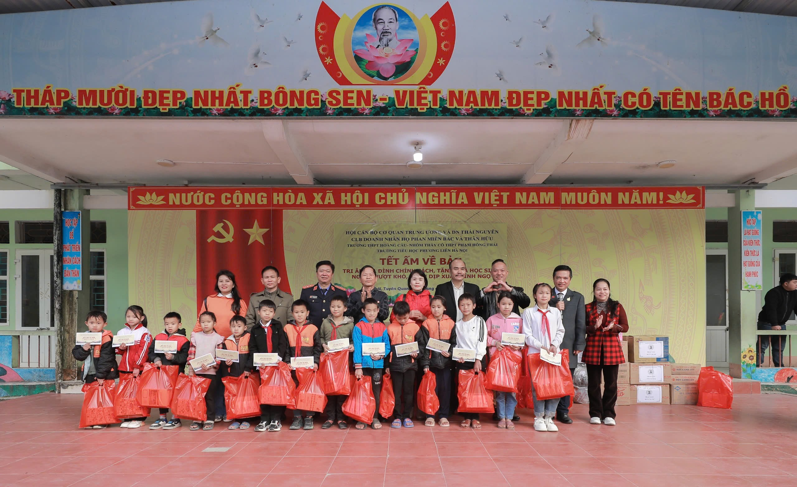 Tết ấm về bản lan tỏa nghĩa tình nơi biên cương Tuyên Quang