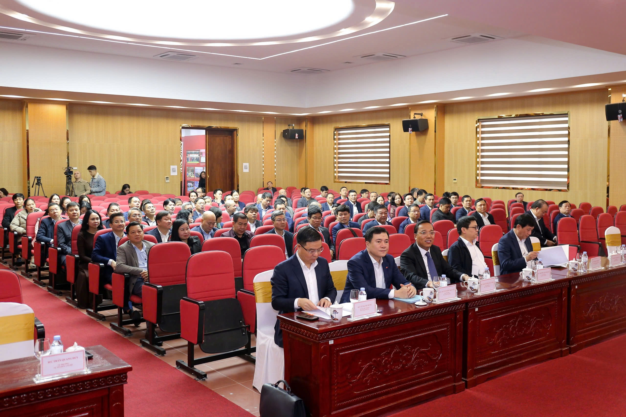 Các đại biểu thảo luận tại Hội nghị tập thể Lãnh đạo Bộ Công Thương để dự kiến người giới thiệu ứng cử đại biểu Quốc hội khóa XVI. Ảnh: Huyền My