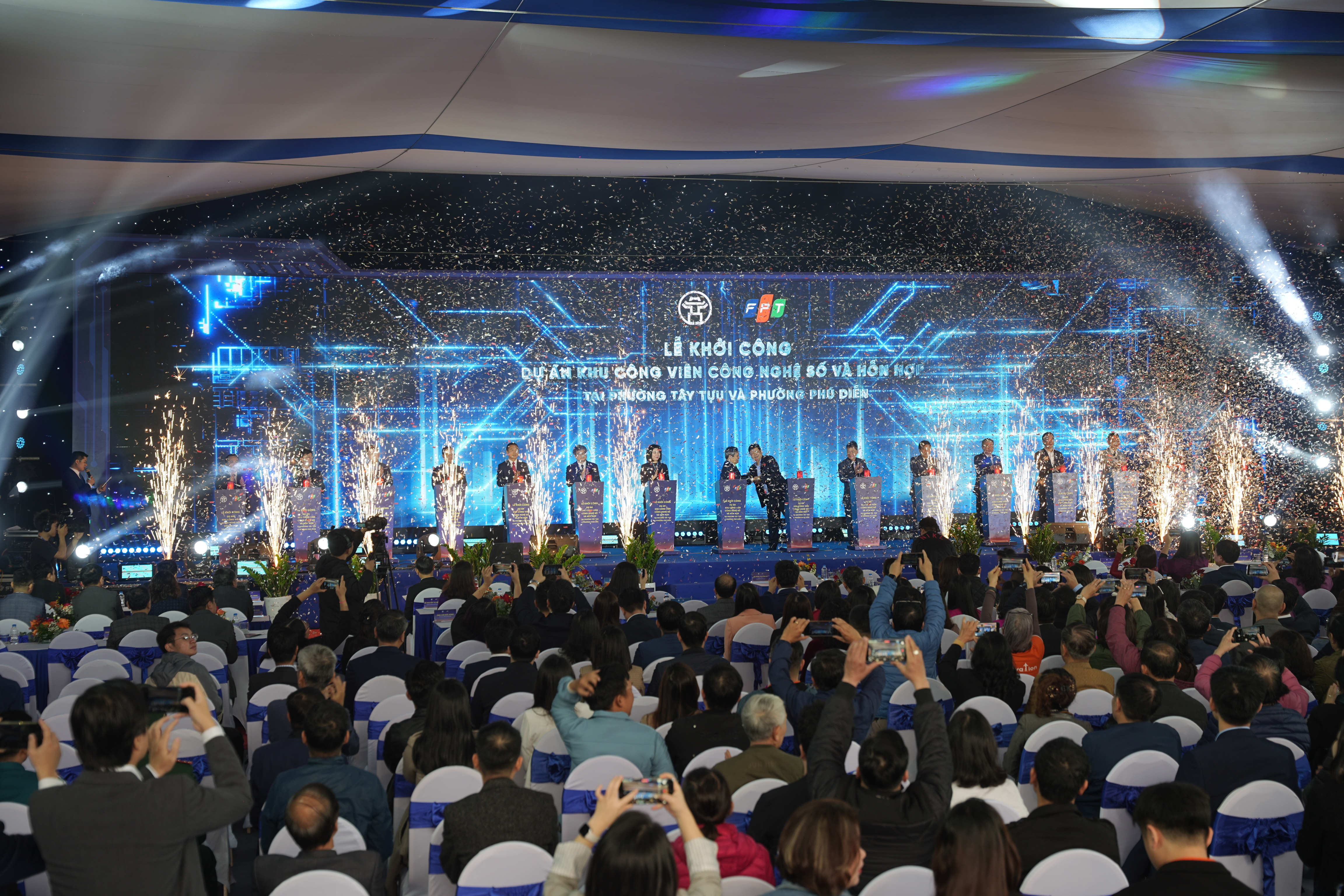 Các đại biểu thực hiện nghi thức khởi công dự án