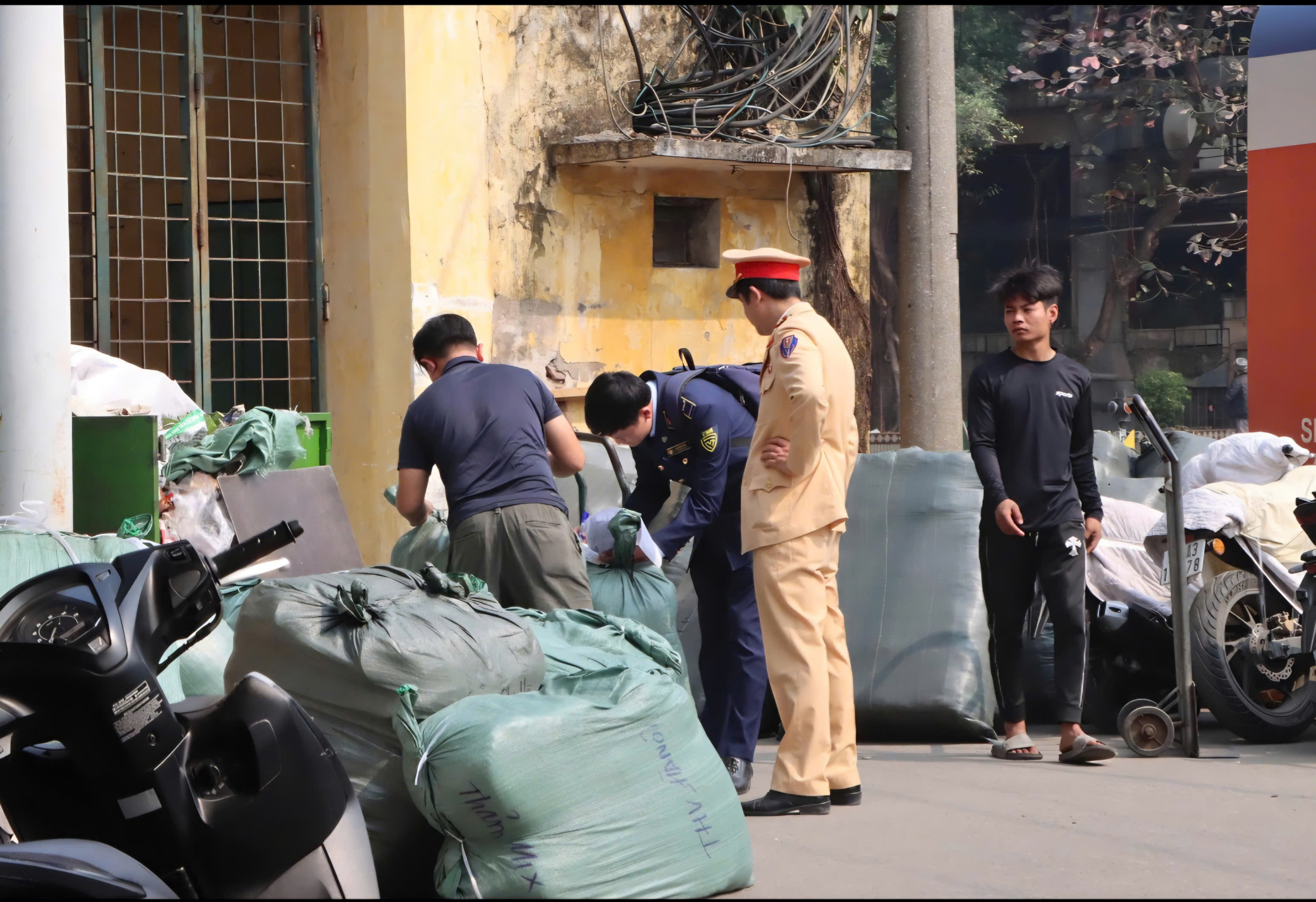 Phát hiện lượng lớn hàng hóa nghi nhập lậu tại Ga Hà Nội