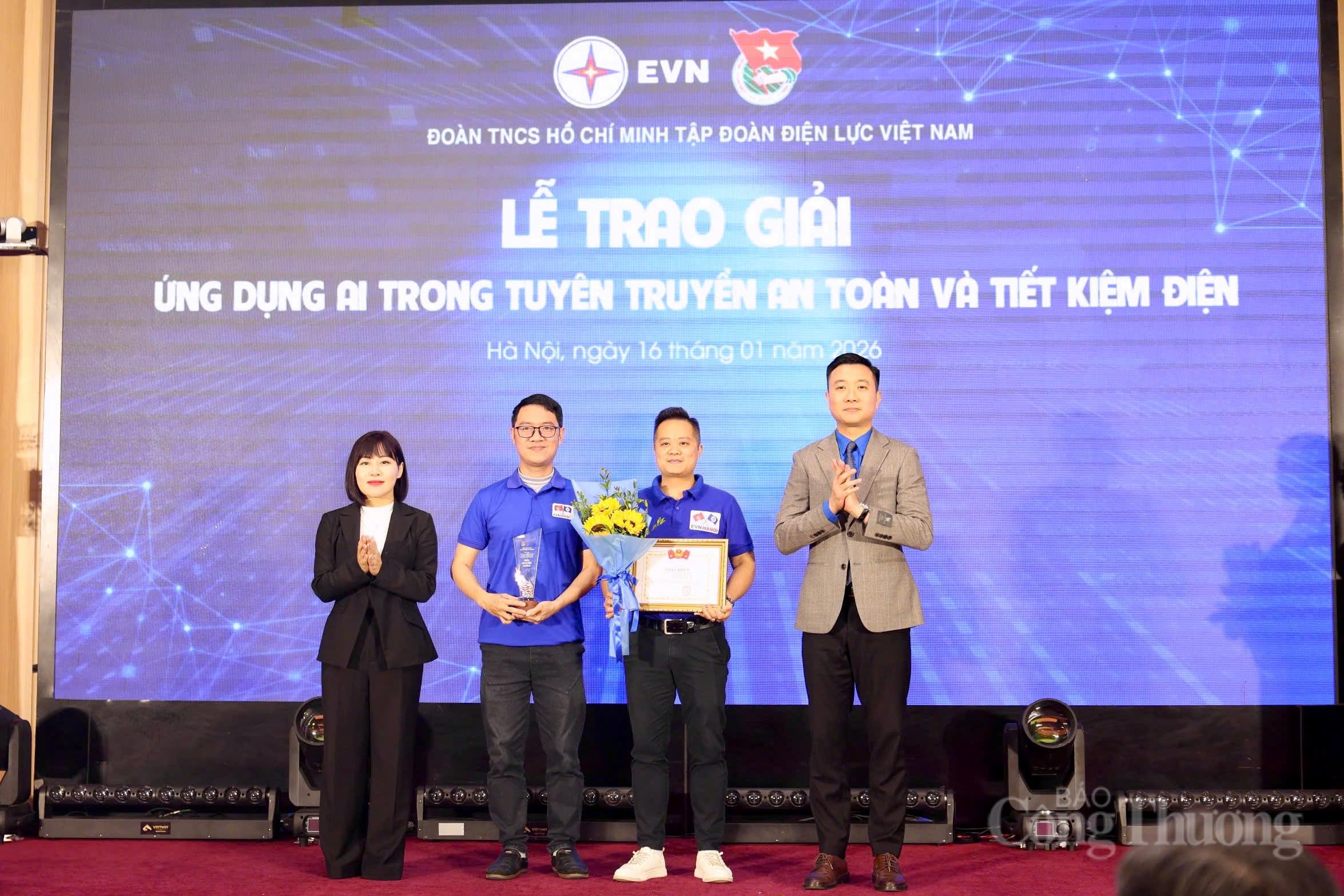 Đồng chí Nguyễn Ngọc Tâm, Bí thư Đoàn Thanh niên Bộ Công Thương, trao giải cho nhóm tác giả đạt giải tại Cuộc thi. Ảnh: Quỳnh Trang