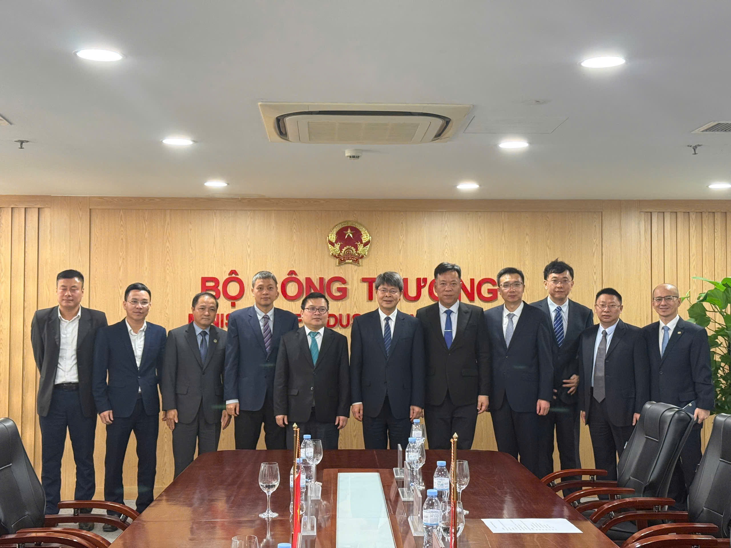 Thứ trưởng Trương Thanh Hoài và Thứ trưởng Trương Vân Minh cùng các đại biểu tại buổi làm việc