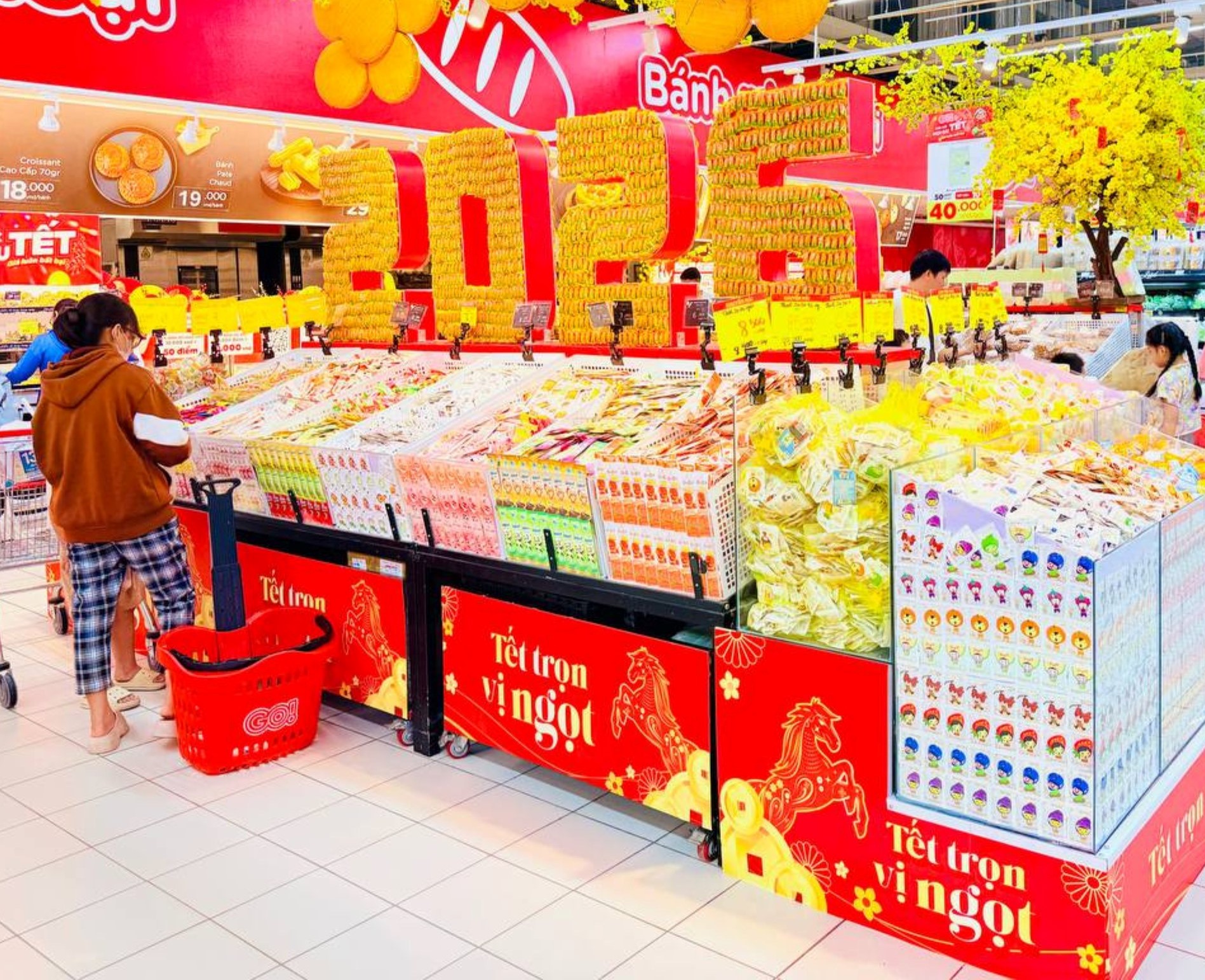 Mua sắm online tăng tốc, chợ Tết miền Bắc vẫn giữ nhịp