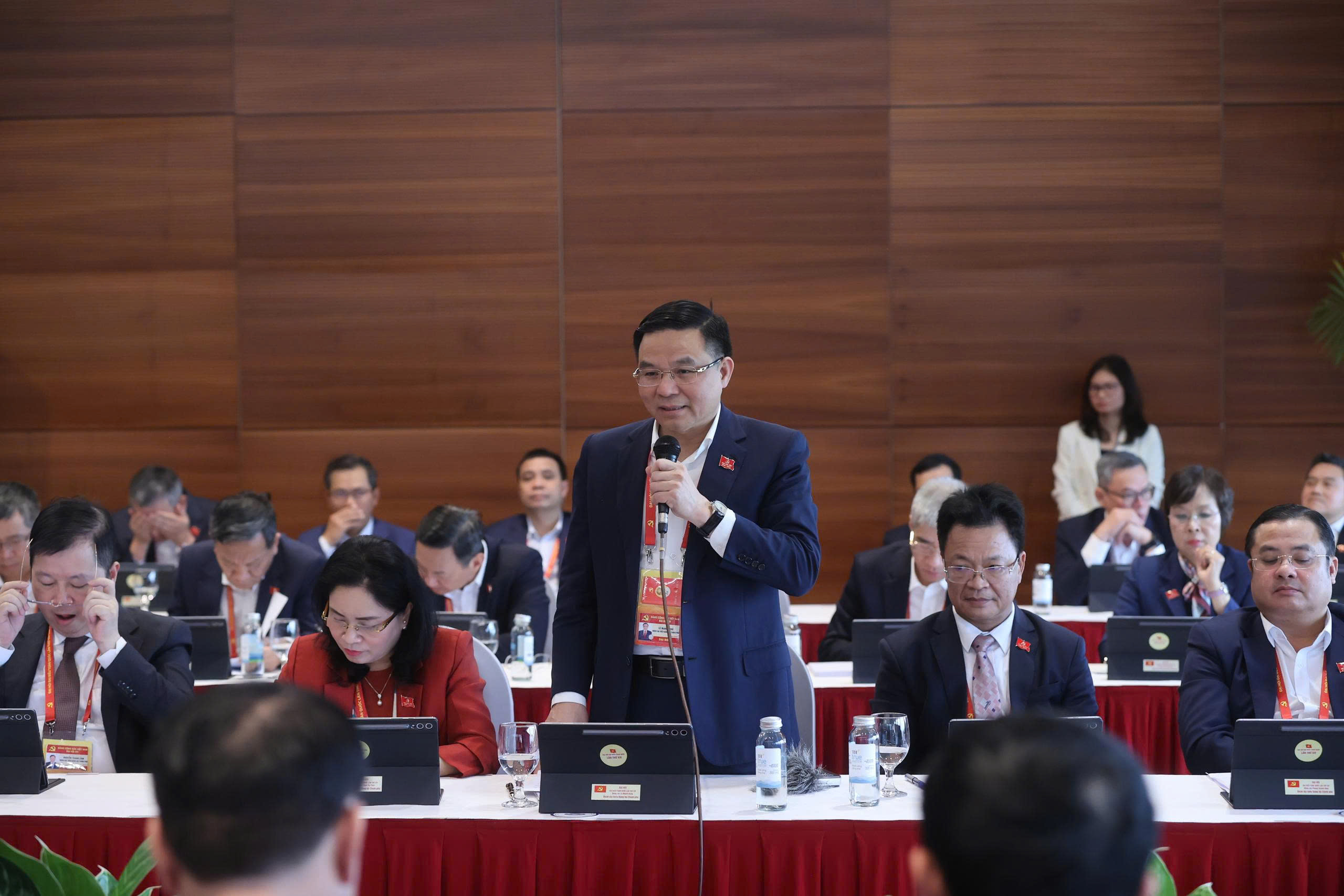 Quyền Bộ trưởng Bộ Công Thương Lê Mạnh Hùng phát biểu thảo luận tại Đoàn. Ảnh: TTXVN