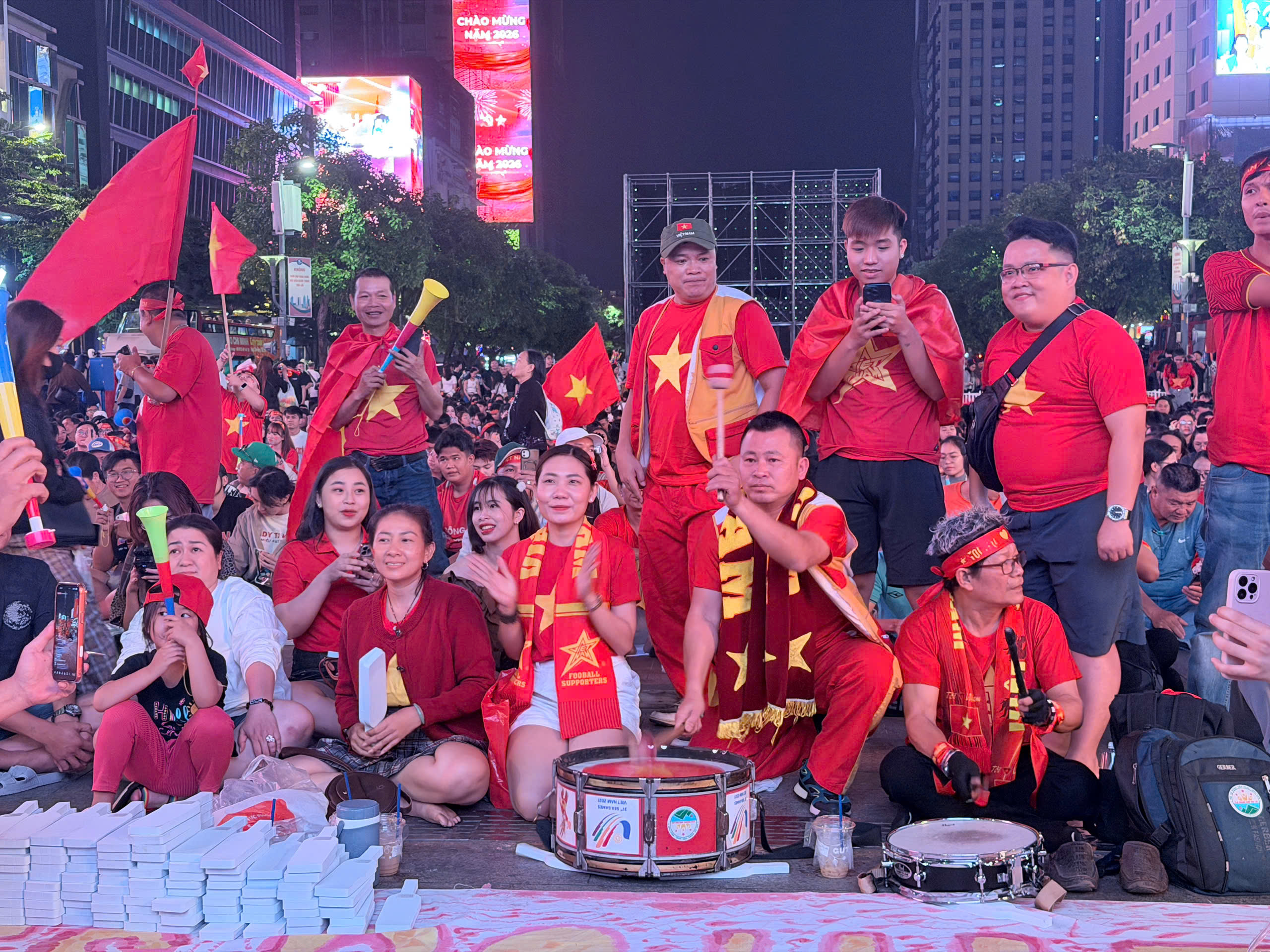 Phố đi bộ Nguyễn Huệ hóa 'khán đài ngoài trời' cổ vũ U23 Việt Nam