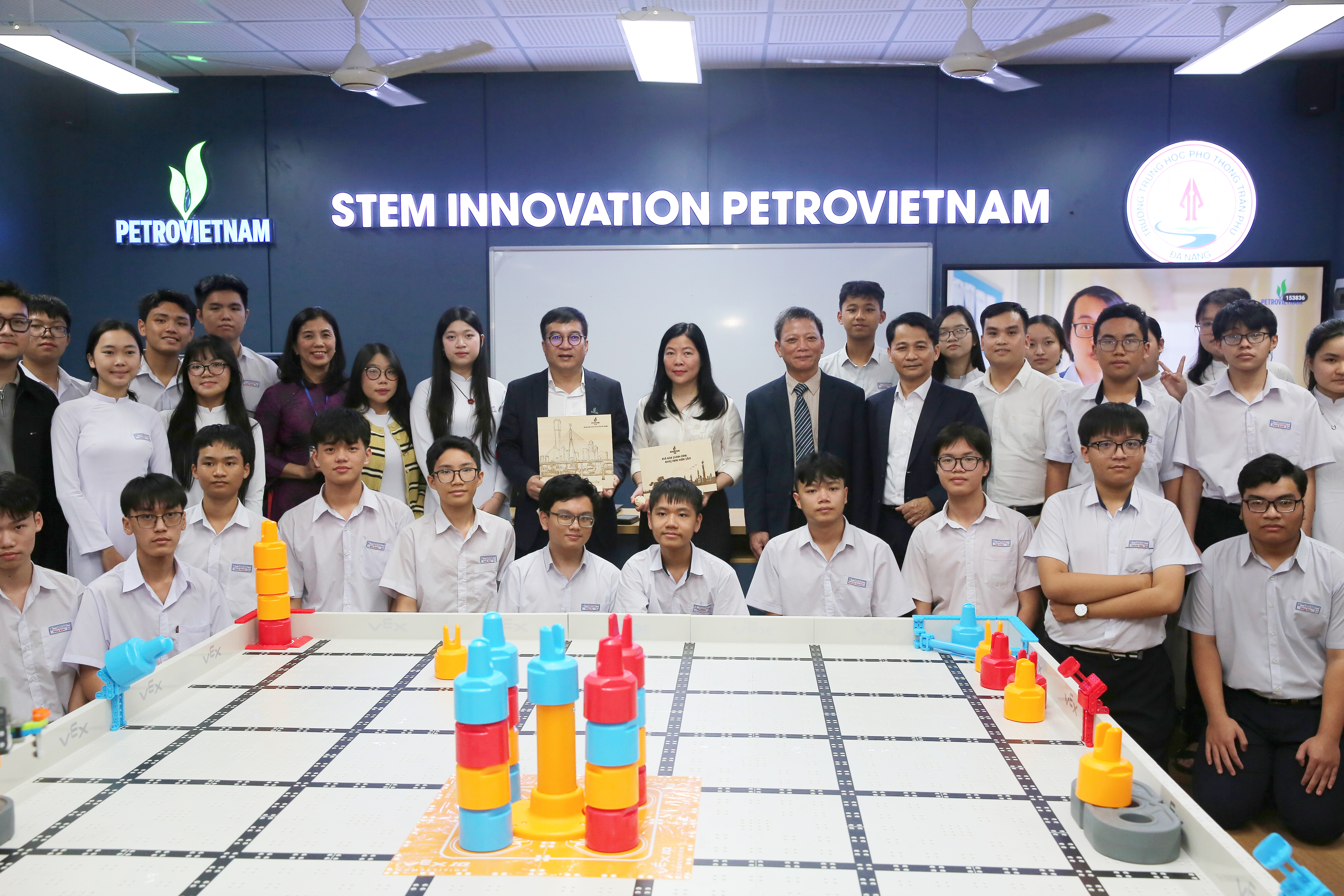 'Các em sẽ trở thành đồng nghiệp với những kỹ sư, nhà khoa học BSR'