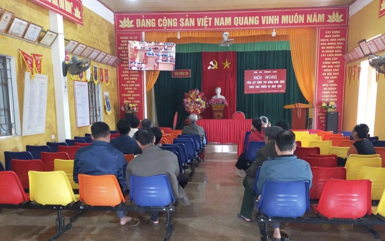 Người dân Hà Tĩnh hướng về Đại hội XIV qua màn ảnh nhỏ