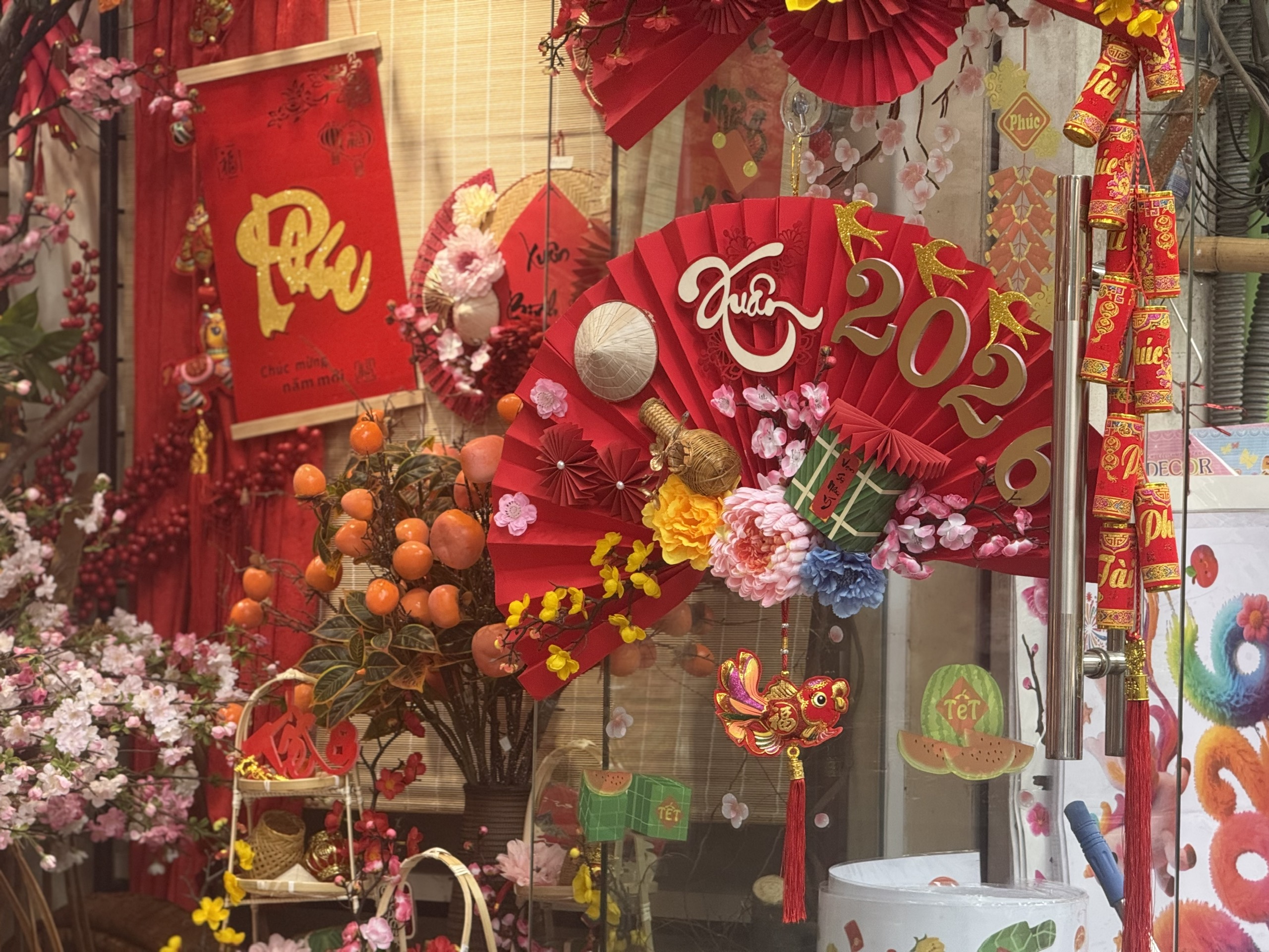 Thị trường đồ trang trí Tết 2026 khởi động, đa dạng mẫu mã 