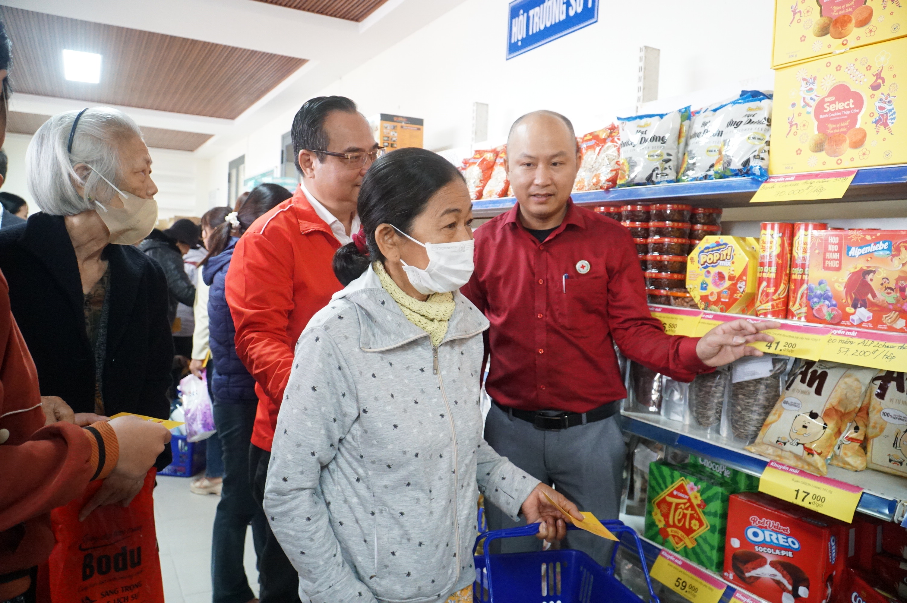 Chợ Tết nhân ái mang xuân đến sớm với hộ nghèo Đà Nẵng