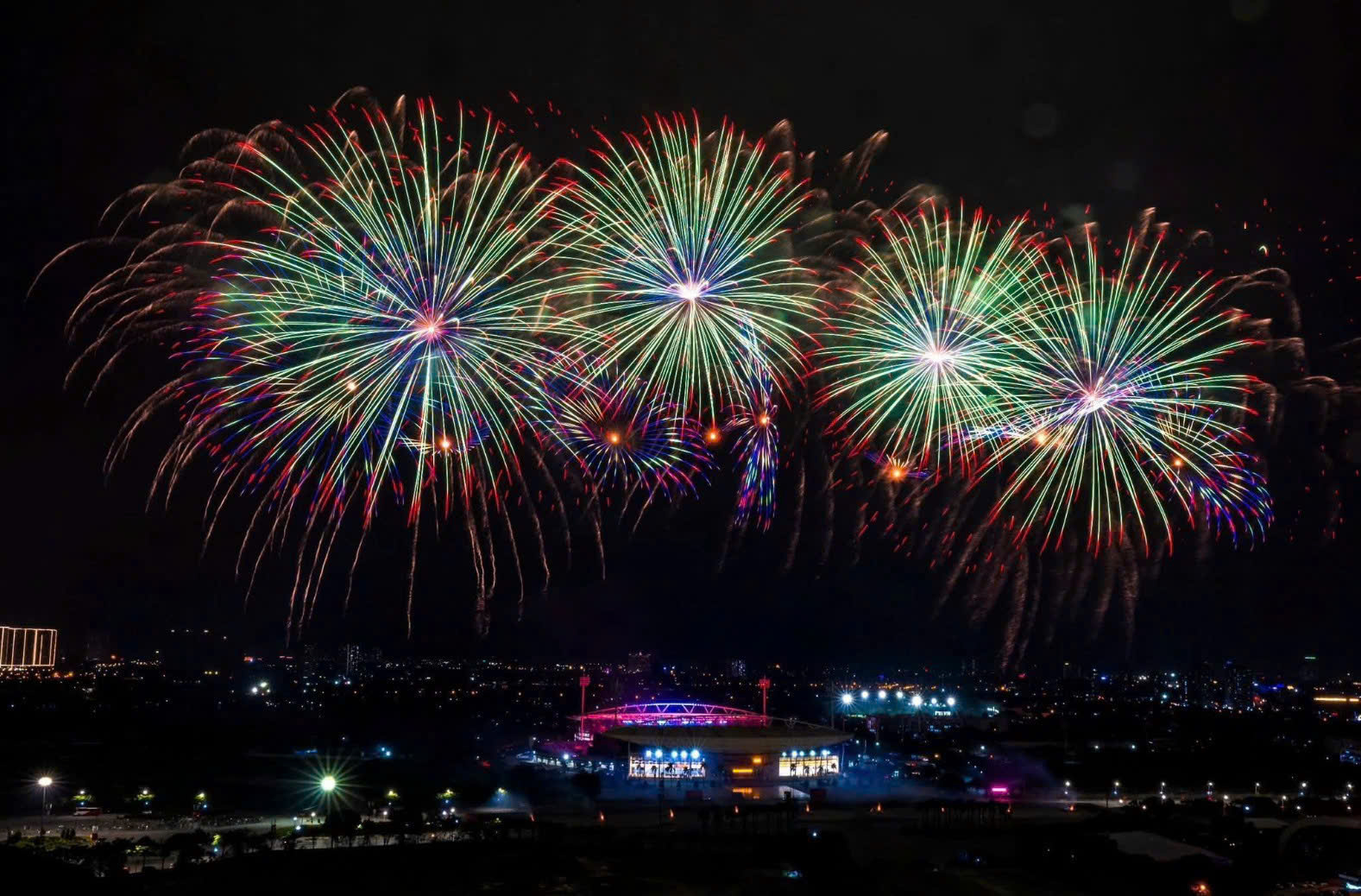 Chương trình nghệ thuật đặc biệt “Dưới lá cờ vẻ vang của Đảng” tạo không khí phấn khởi, tin tưởng trong toàn Đảng, toàn dân và toàn quân.