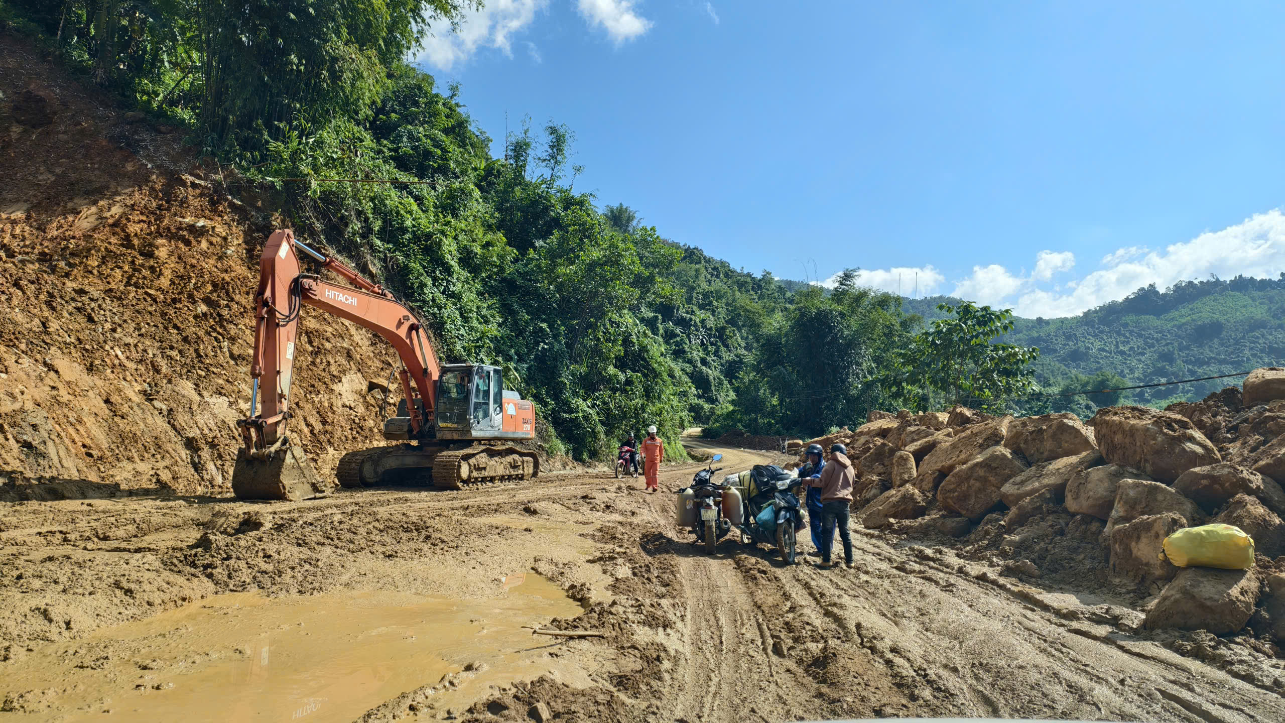 Quảng Ngãi: Khẩn trương khắc phục sạt lở giao thông miền núi trước Tết