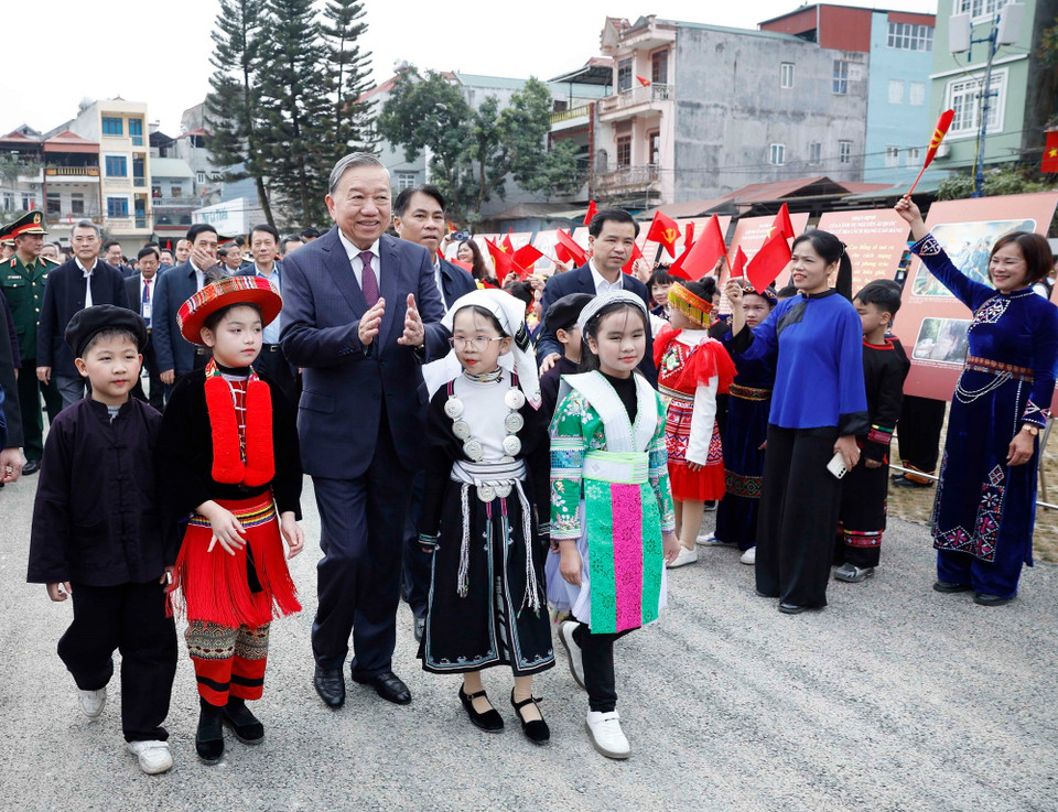 Tổng Bí thư Tô Lâm cùng nhân dân các dân tộc tỉnh Cao Bằng. Ảnh: Thống Nhất/TTXVN