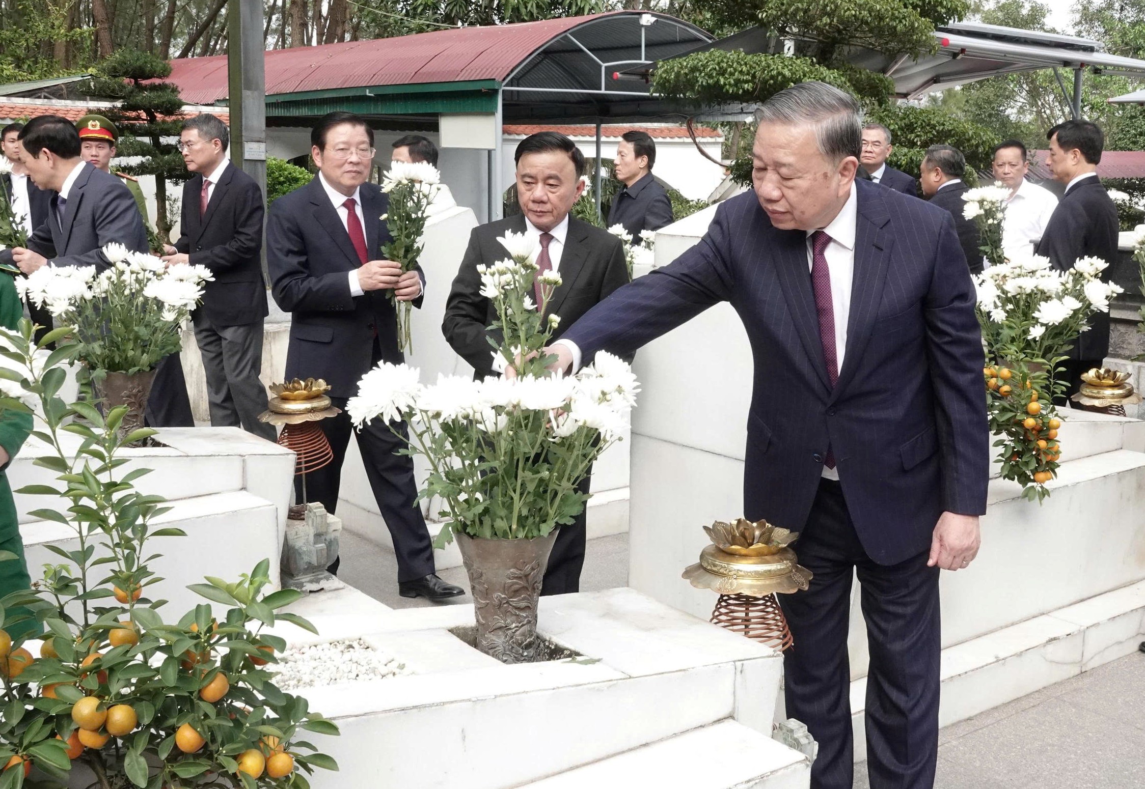 Tổng Bí thư Tô Lâm dâng hương tại Hà Tĩnh