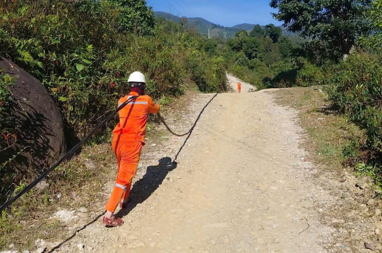 Quảng Ngãi: Thần tốc đưa điện lưới quốc gia về 'vùng trắng' Tu Thôn