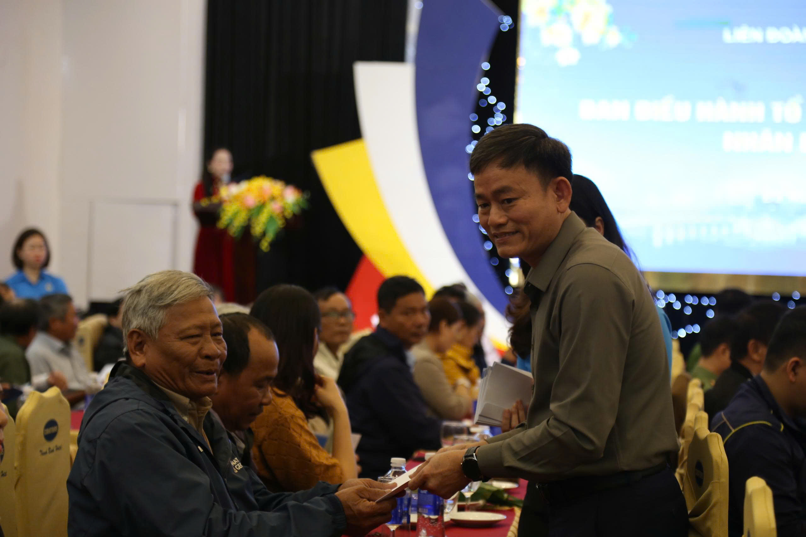 Đà Nẵng: Tặng quà Tết  cho đại diện 74 Tổ công nhân tự quản 