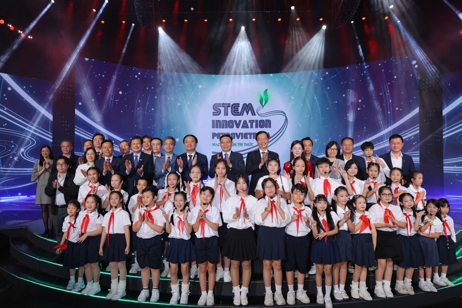 Các đại biểu và các em học sinh tham dự chương trình.X
