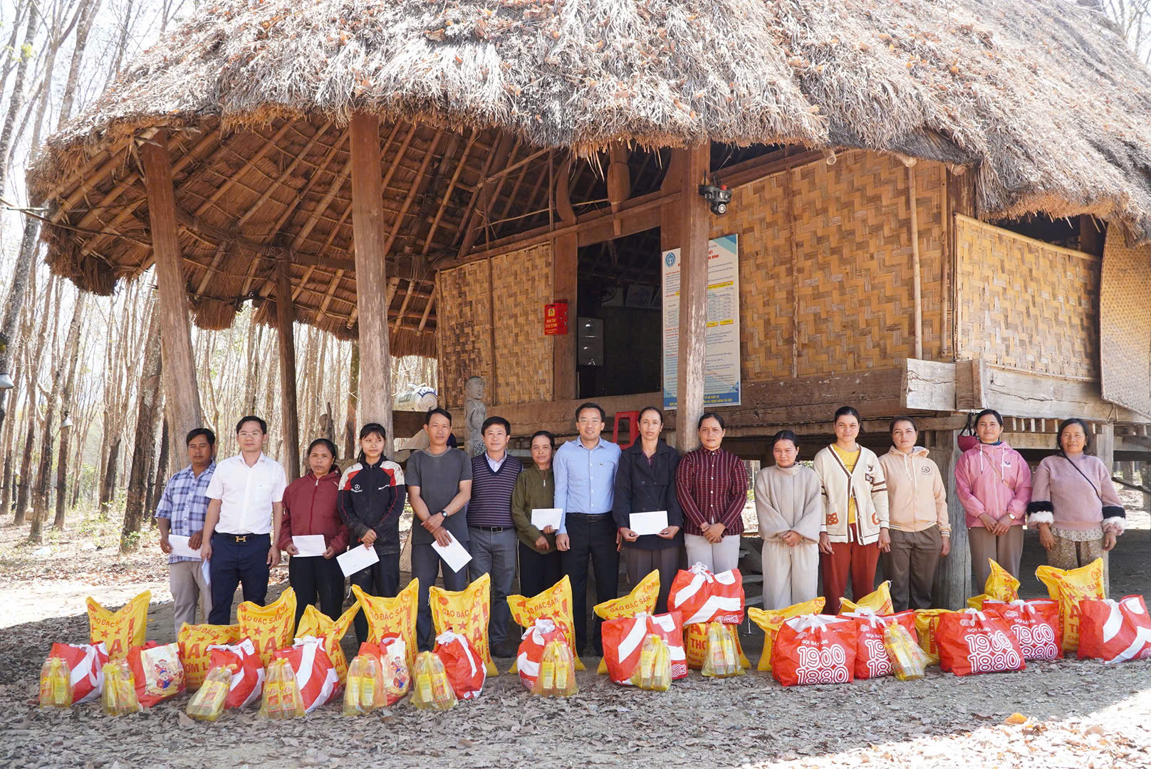 Sở Công Thương Quảng Ngãi tặng quà Tết cho 100 hộ dân khó khăn  