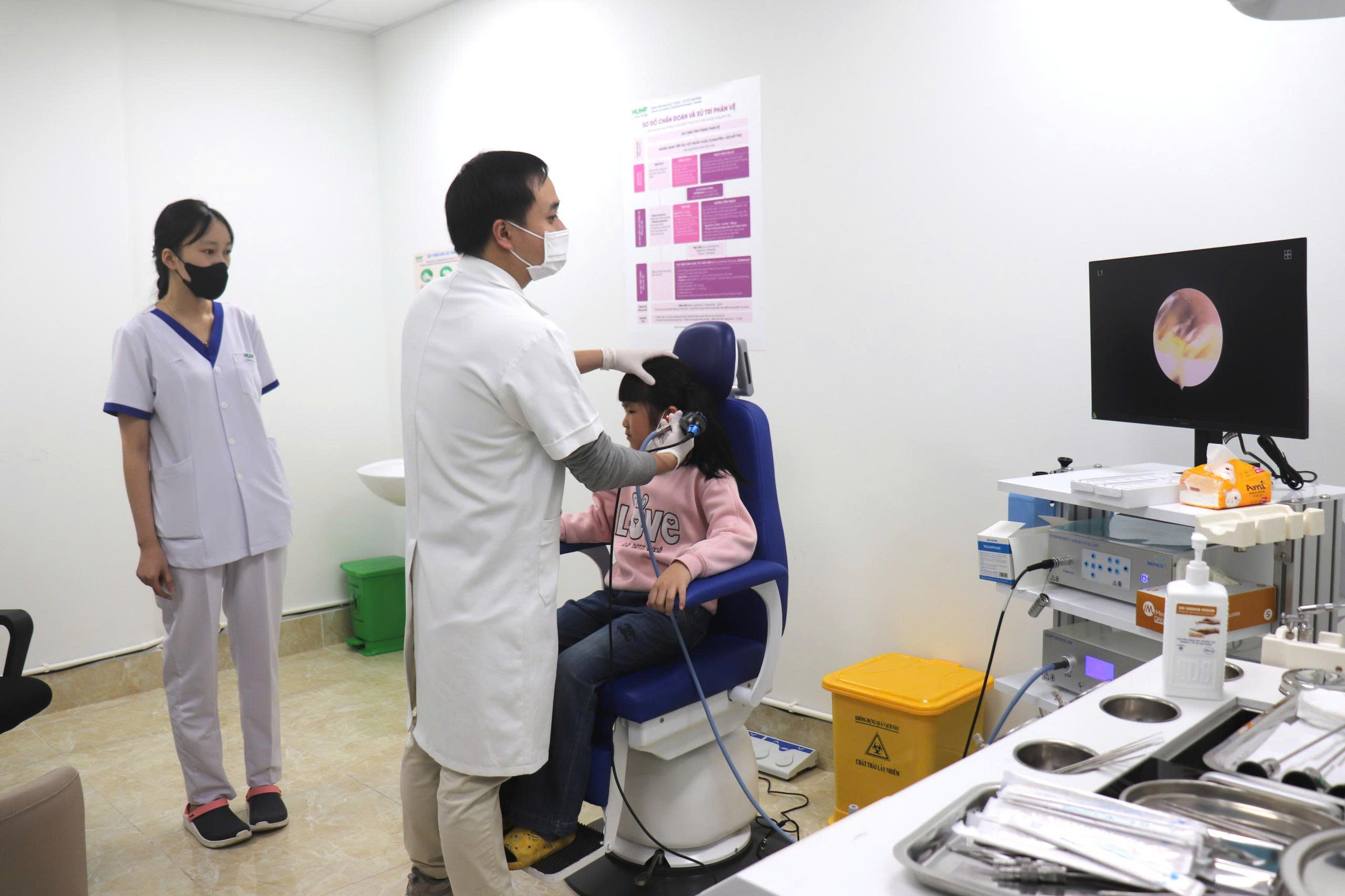 Hà Nội: Gần 1.000 học sinh được khám sức khỏe miễn phí 