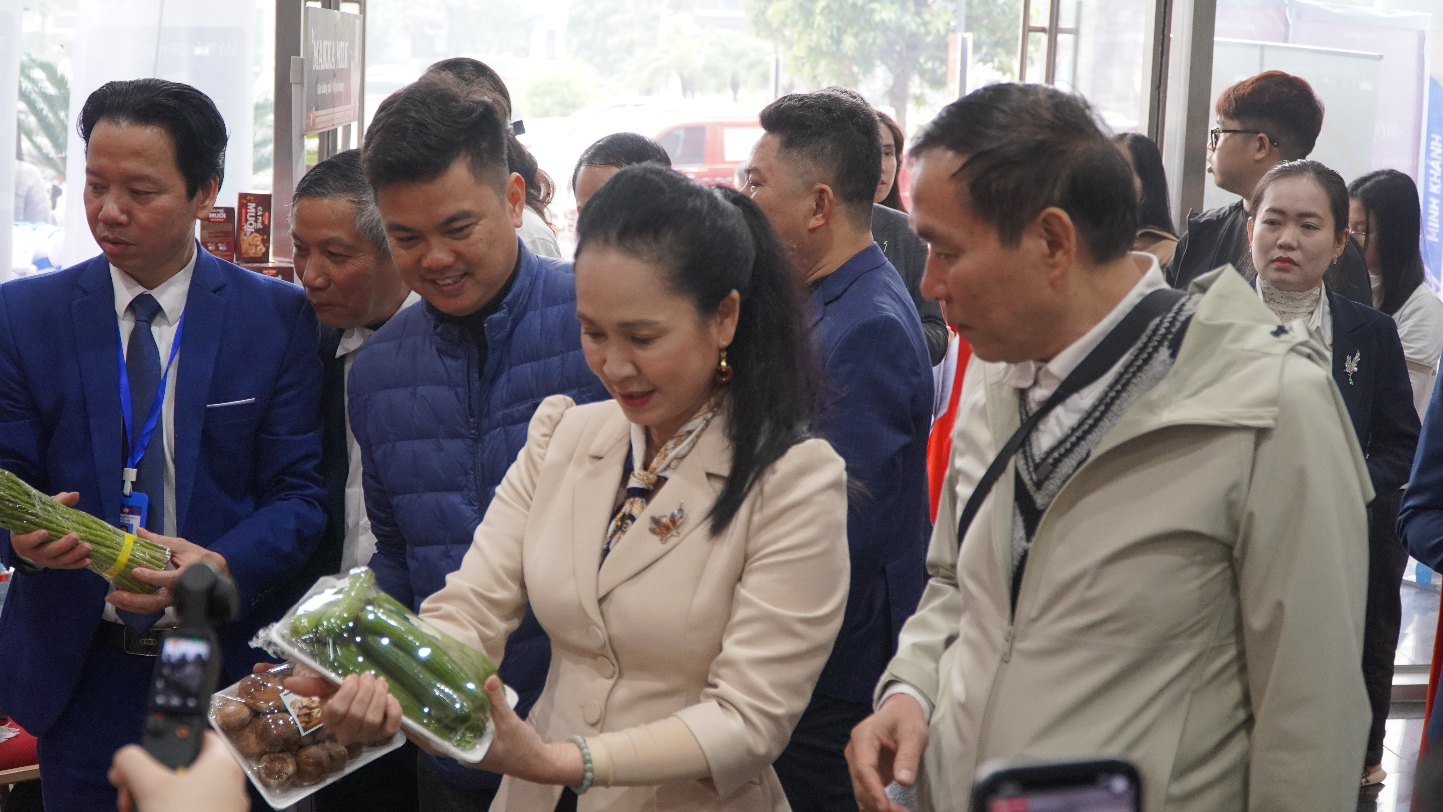 Người nổi tiếng góp phần mở rộng đầu ra cho nông sản địa phương