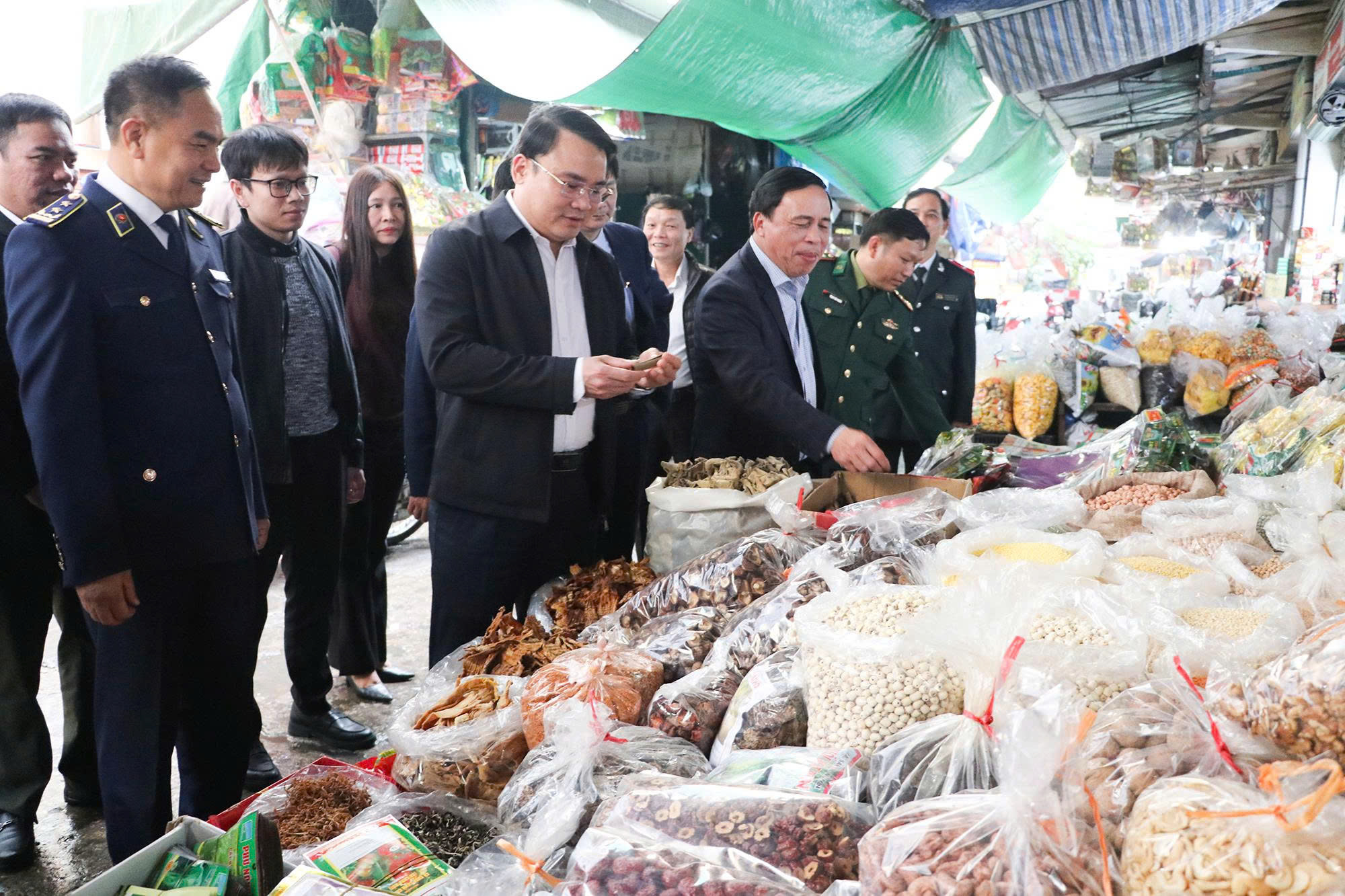 Các phường trung tâm tỉnh Nghệ An tăng cường kiểm tra hàng hóa Tết 