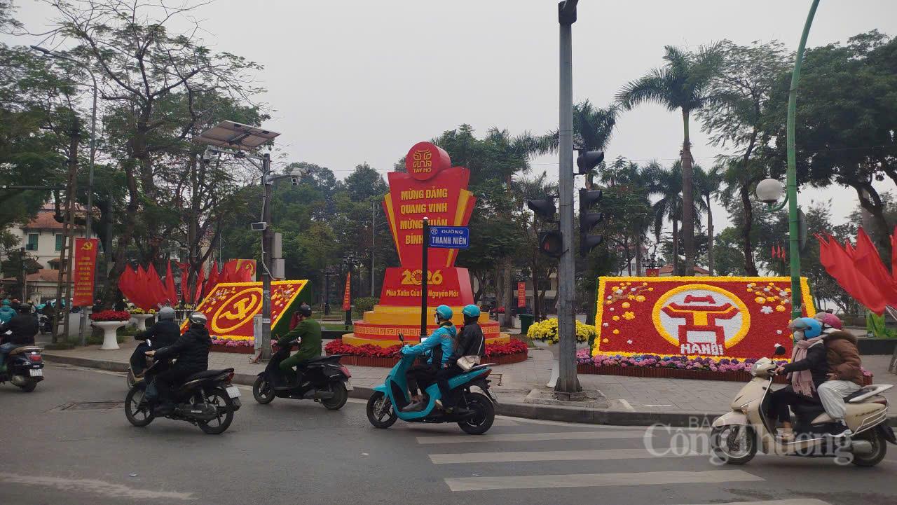 Hà Nội rực rỡ cờ hoa chào mừng 96 năm Ngày thành lập Đảng