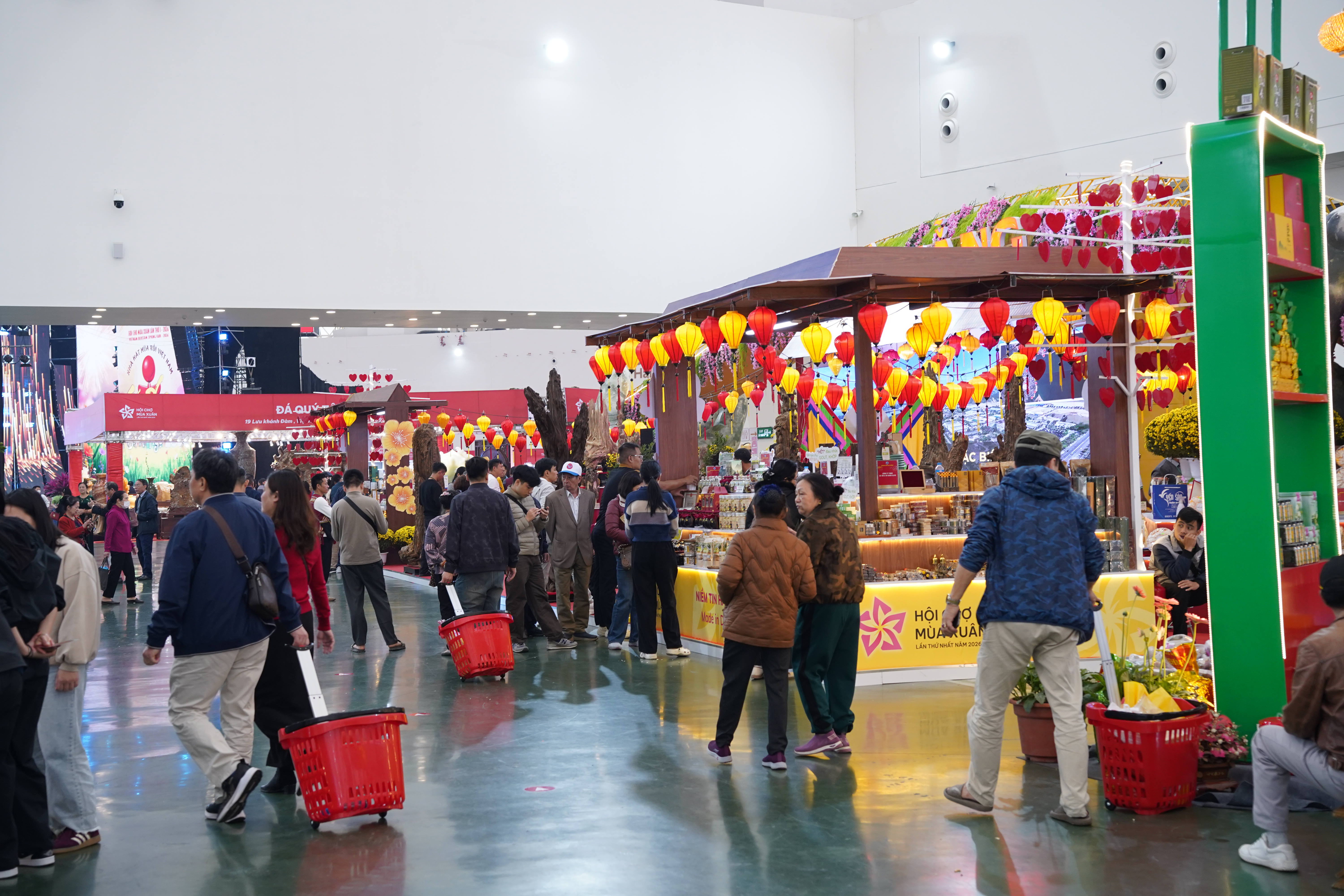 Sức mua khởi sắc, nhiều gian hàng đạt doanh thu chục triệu đồng/ngày