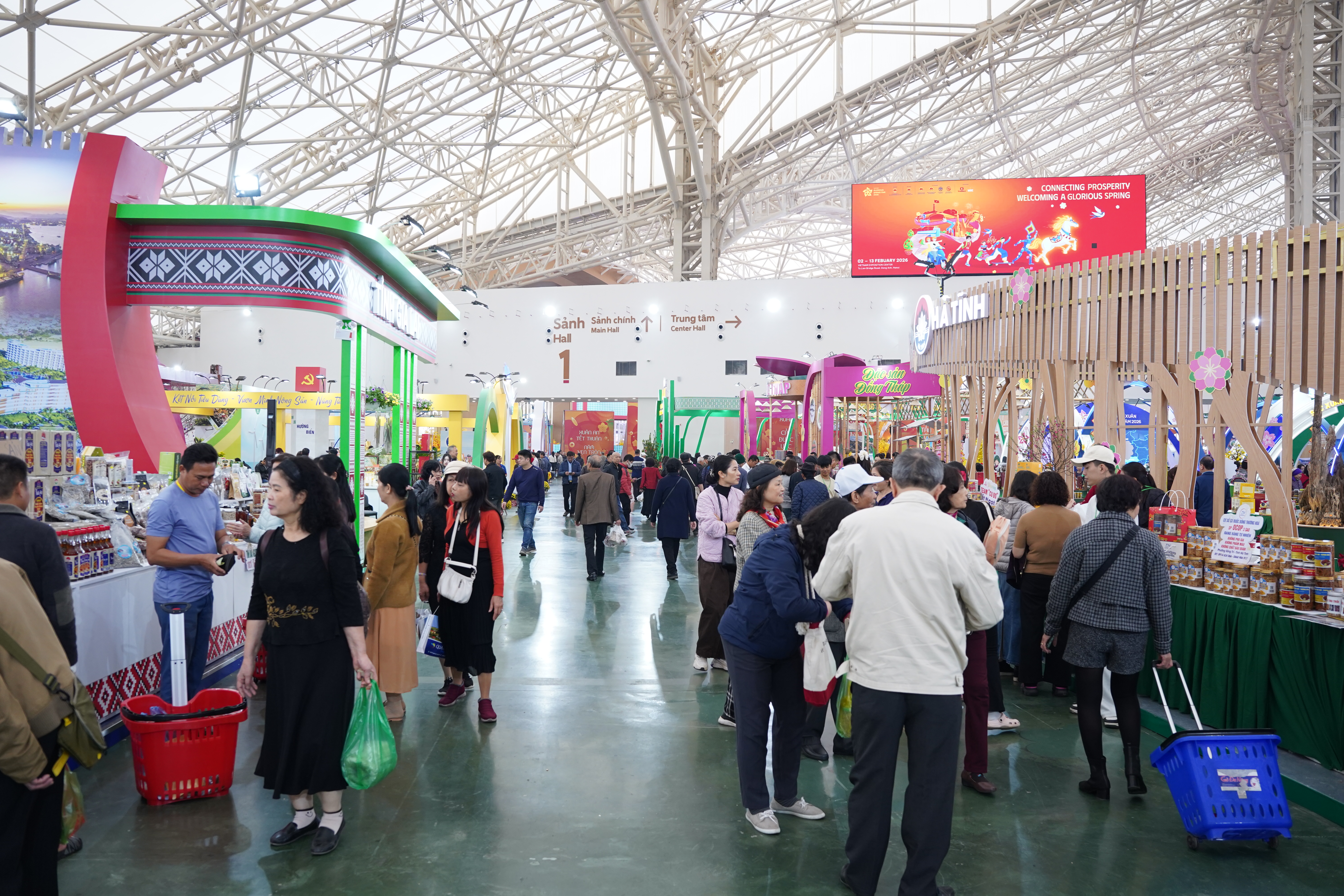 Hội chợ Mùa Xuân: Bán hàng khởi sắc ngay sau giờ mở cửa