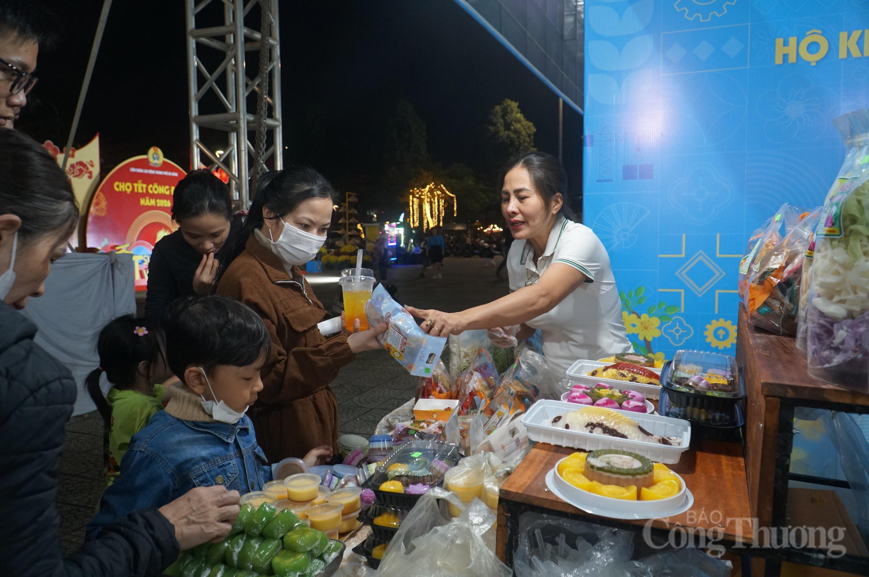 Đà Nẵng: Chen chân mua sắm tại Chợ Tết Công đoàn 2026