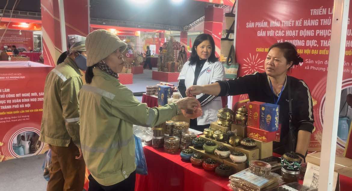 Hà Nội: Người dân hào hứng mua sắm tại triển lãm thủ công mỹ nghệ