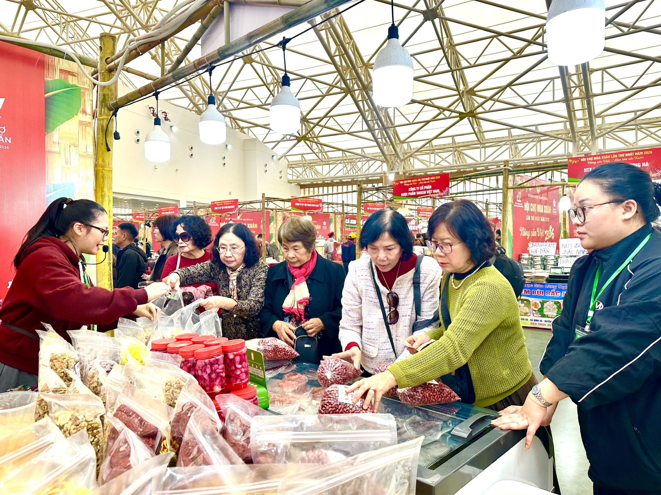 Hội chợ Mùa Xuân: Đặc sản Lý Sơn hút khách, doanh thu hàng trăm triệu 