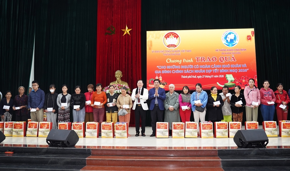 Thành phố Huế: Trao hàng ngàn suất quà Tết cho người dân